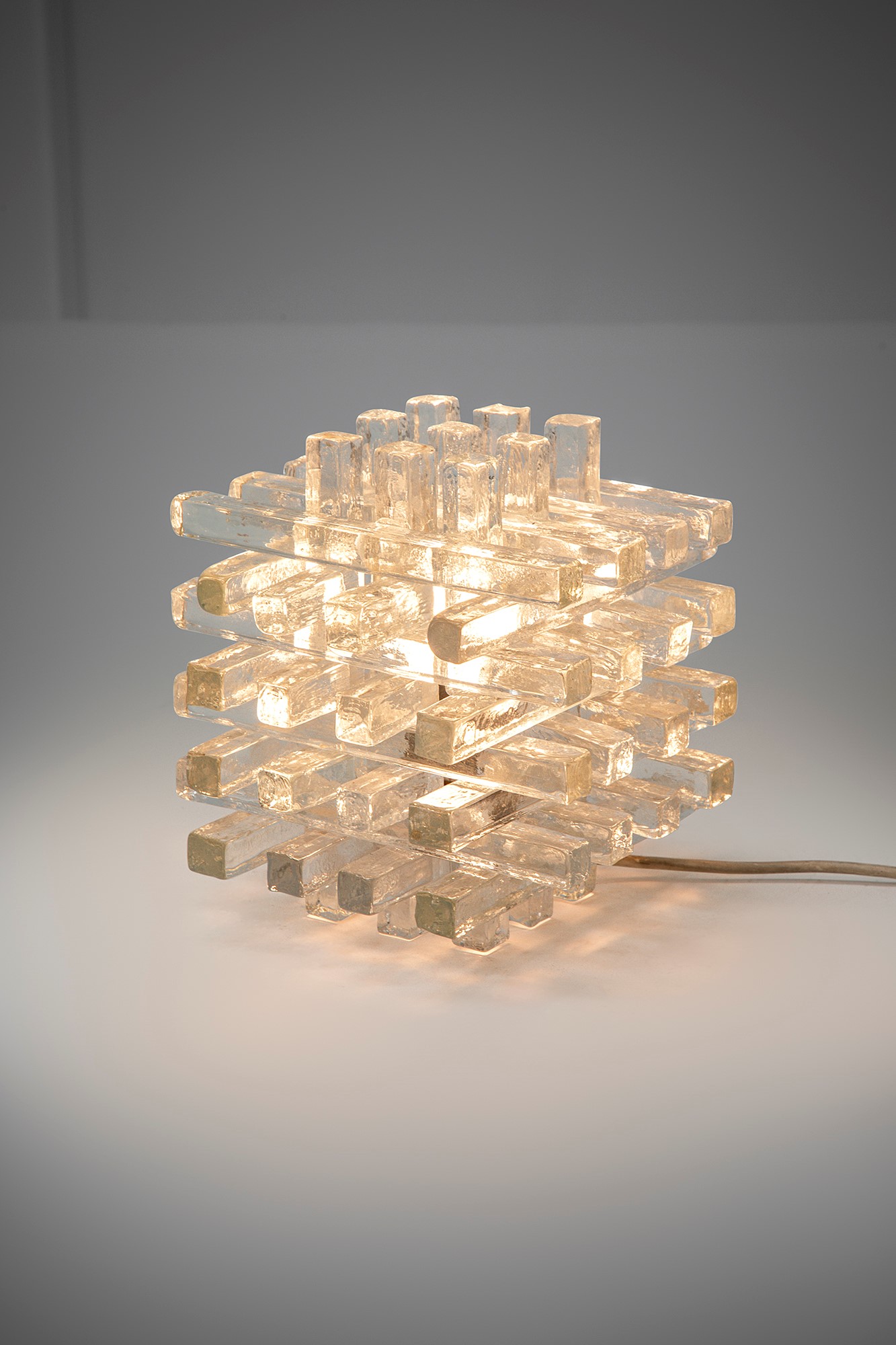 Lampada da tavolo in vetro e metallo cromato (Poliarte, 1970 ca.)