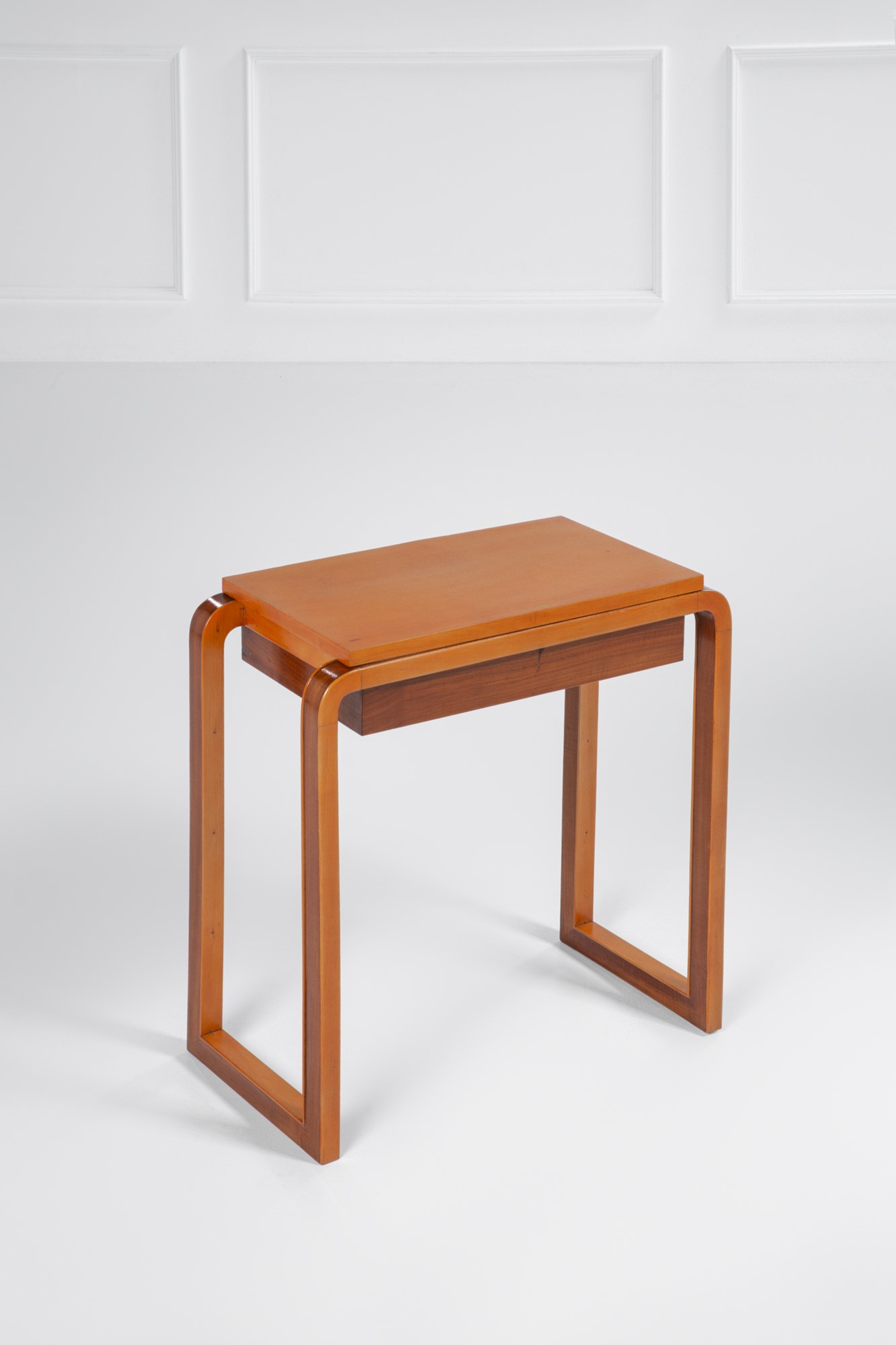 Piccolo scrittoio, legno sagomato, impiallacciato e grissinato, bachelite (ca. 1930)