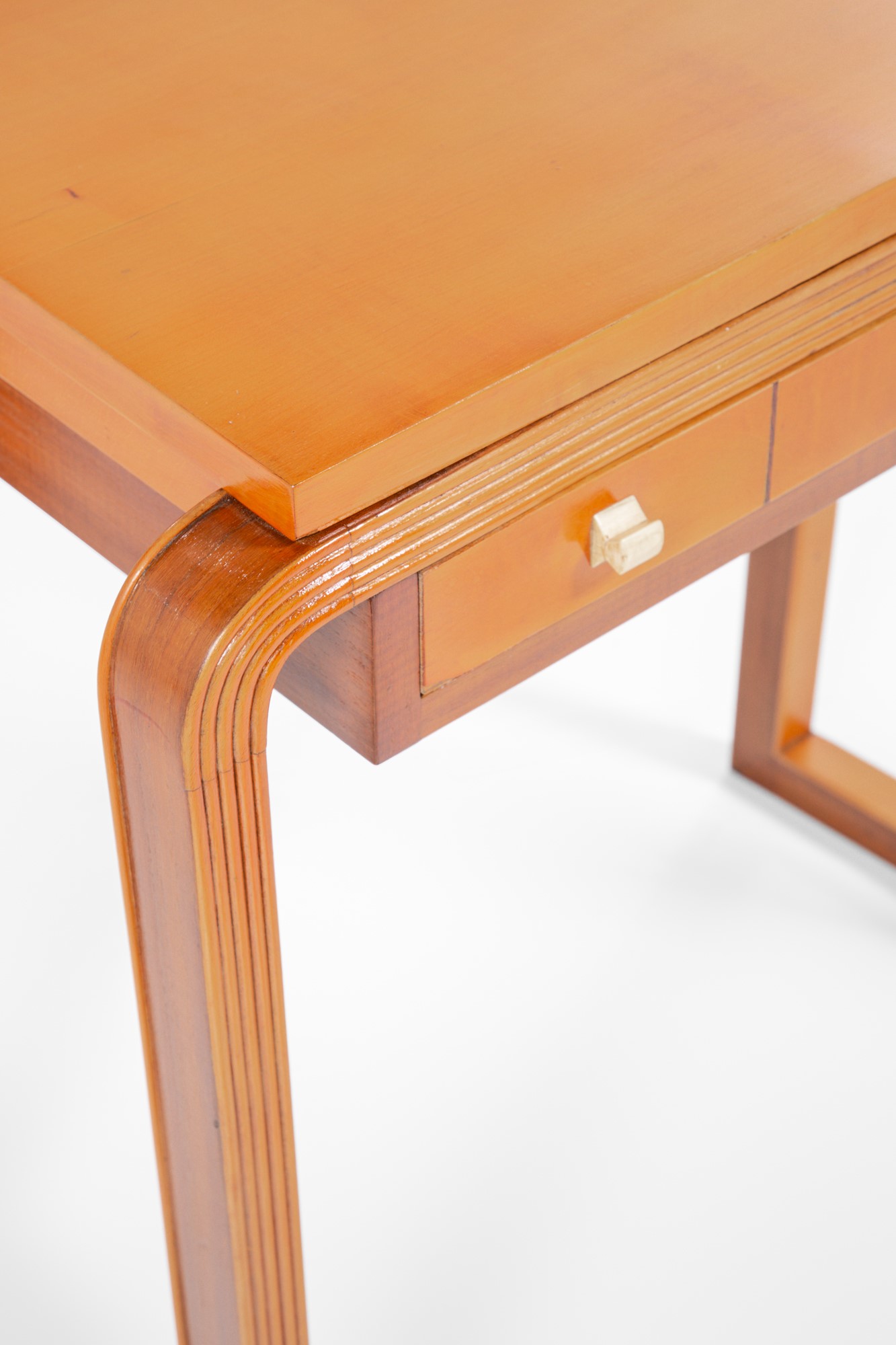 Piccolo scrittoio, legno sagomato, impiallacciato e grissinato, bachelite (ca. 1930)