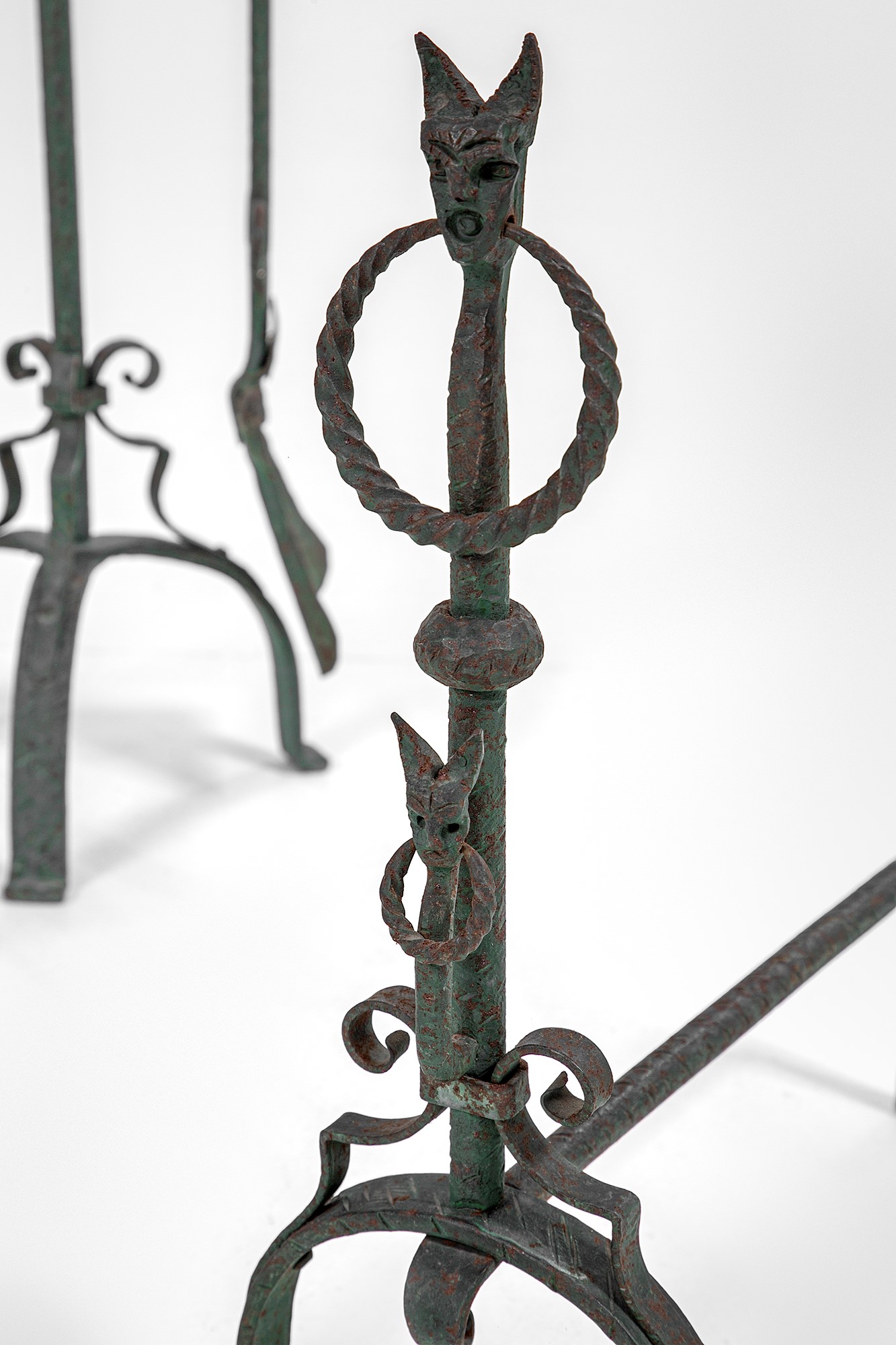Ferro battuto e sagomato, Set da camino con due alari e attrezzi (figure antropomorfe), ca. 1950