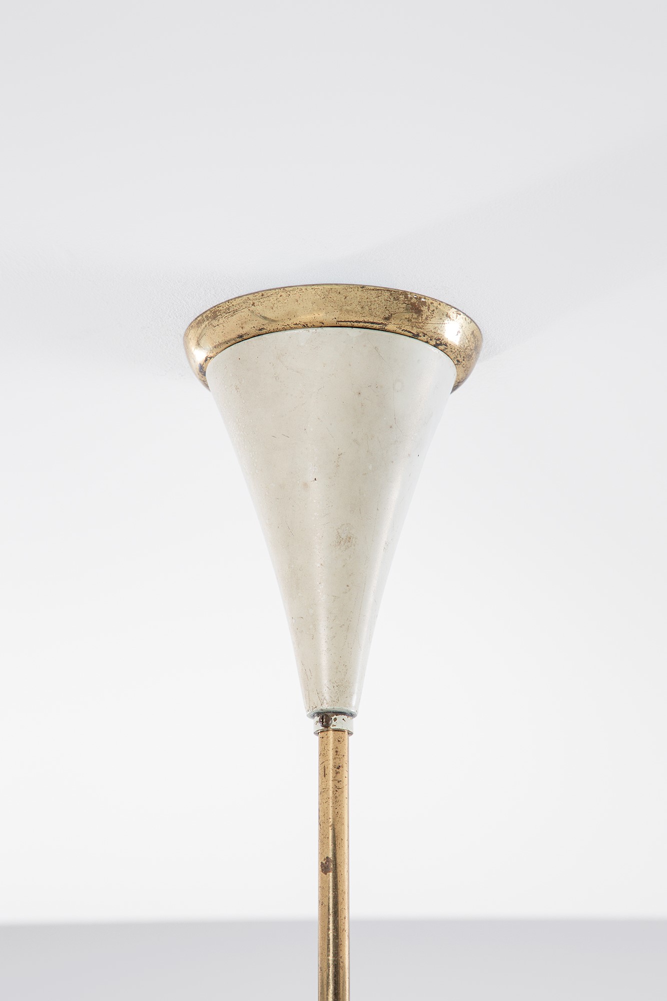 Stilnovo (attr.) - Lampadario in metallo verniciato e ottone lucido
