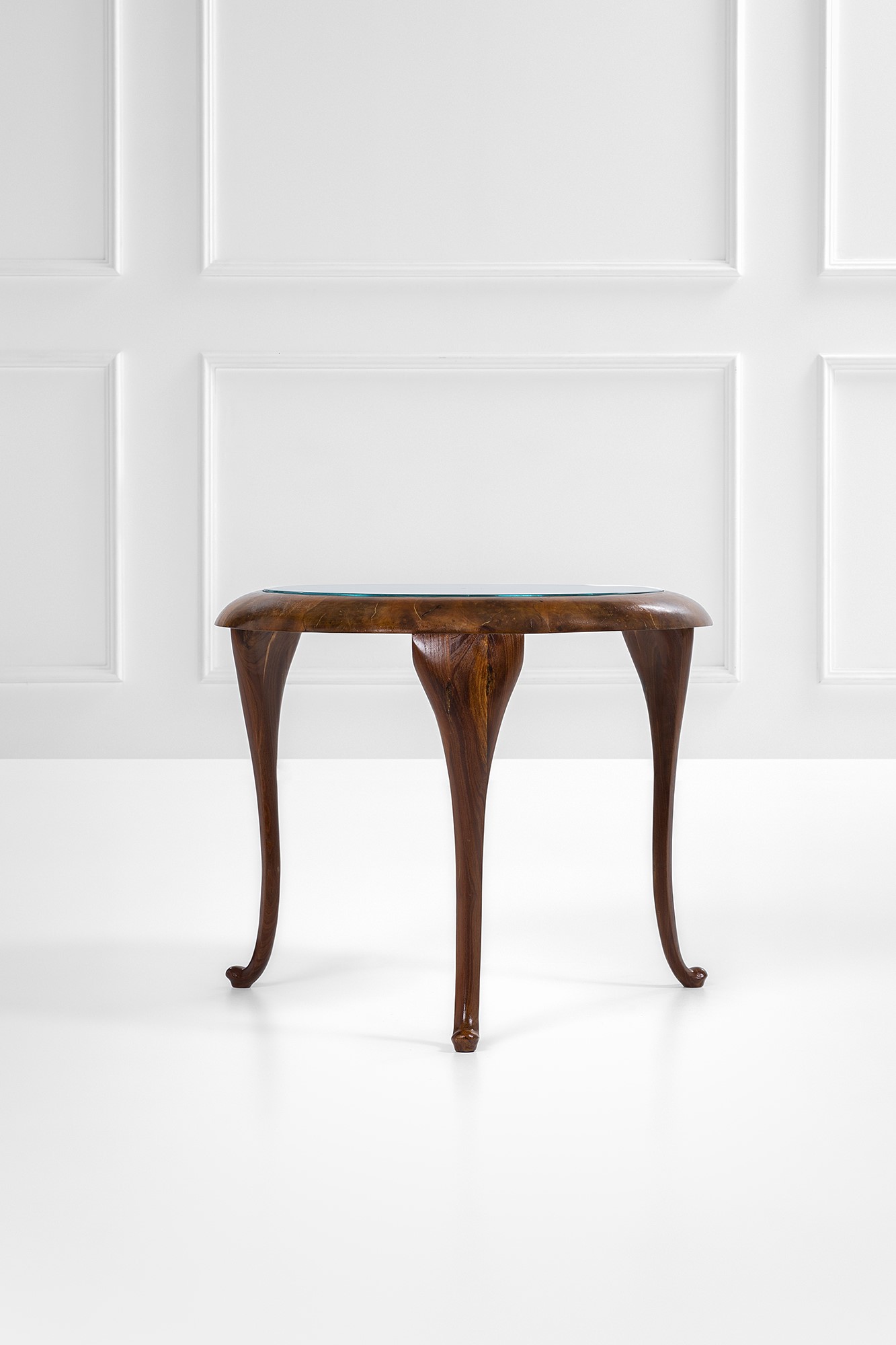 Tavolino, legno massello sagomato con cristallo molato (circa 1950)