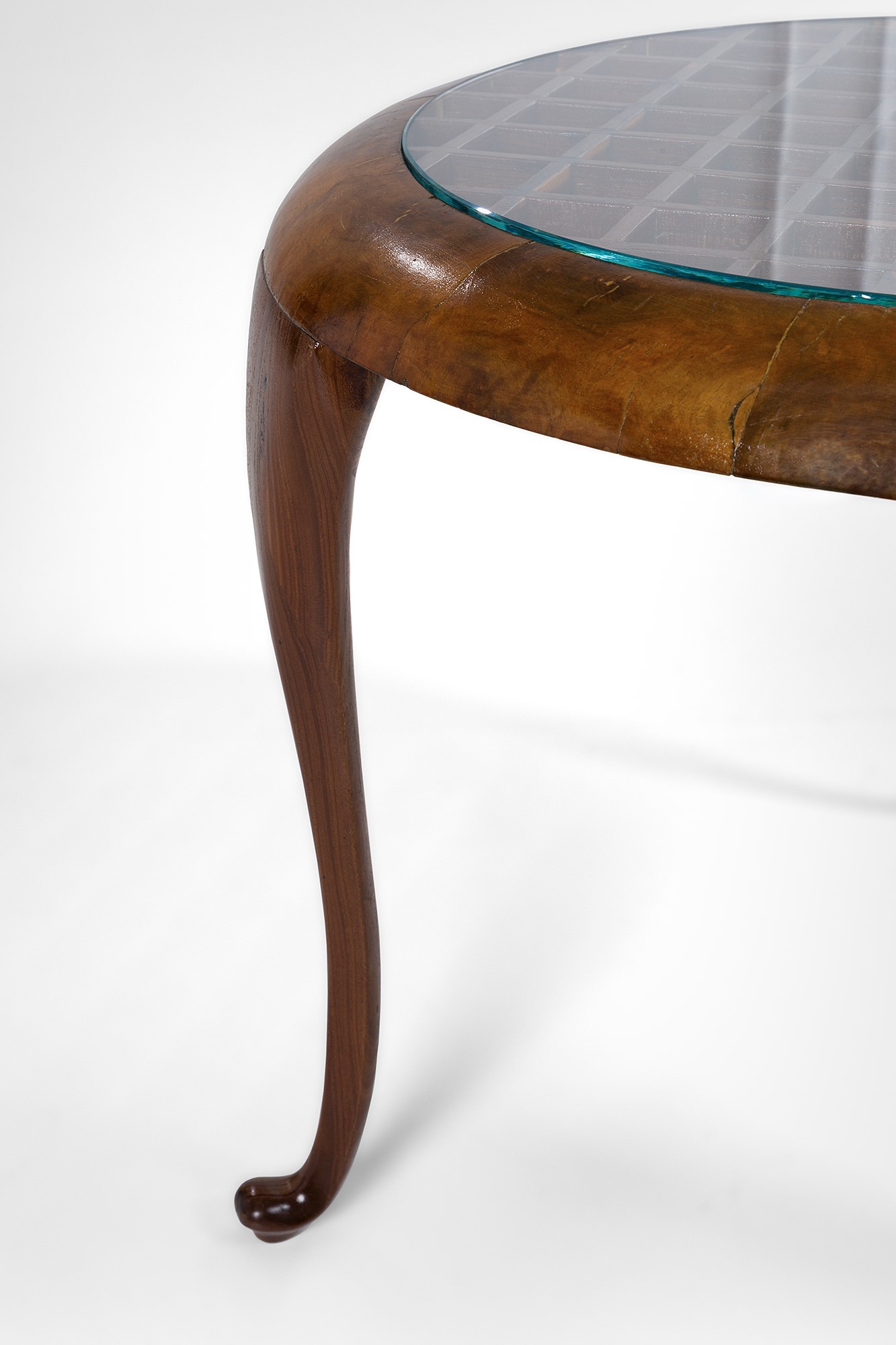 Tavolino, legno massello sagomato con cristallo molato (circa 1950)