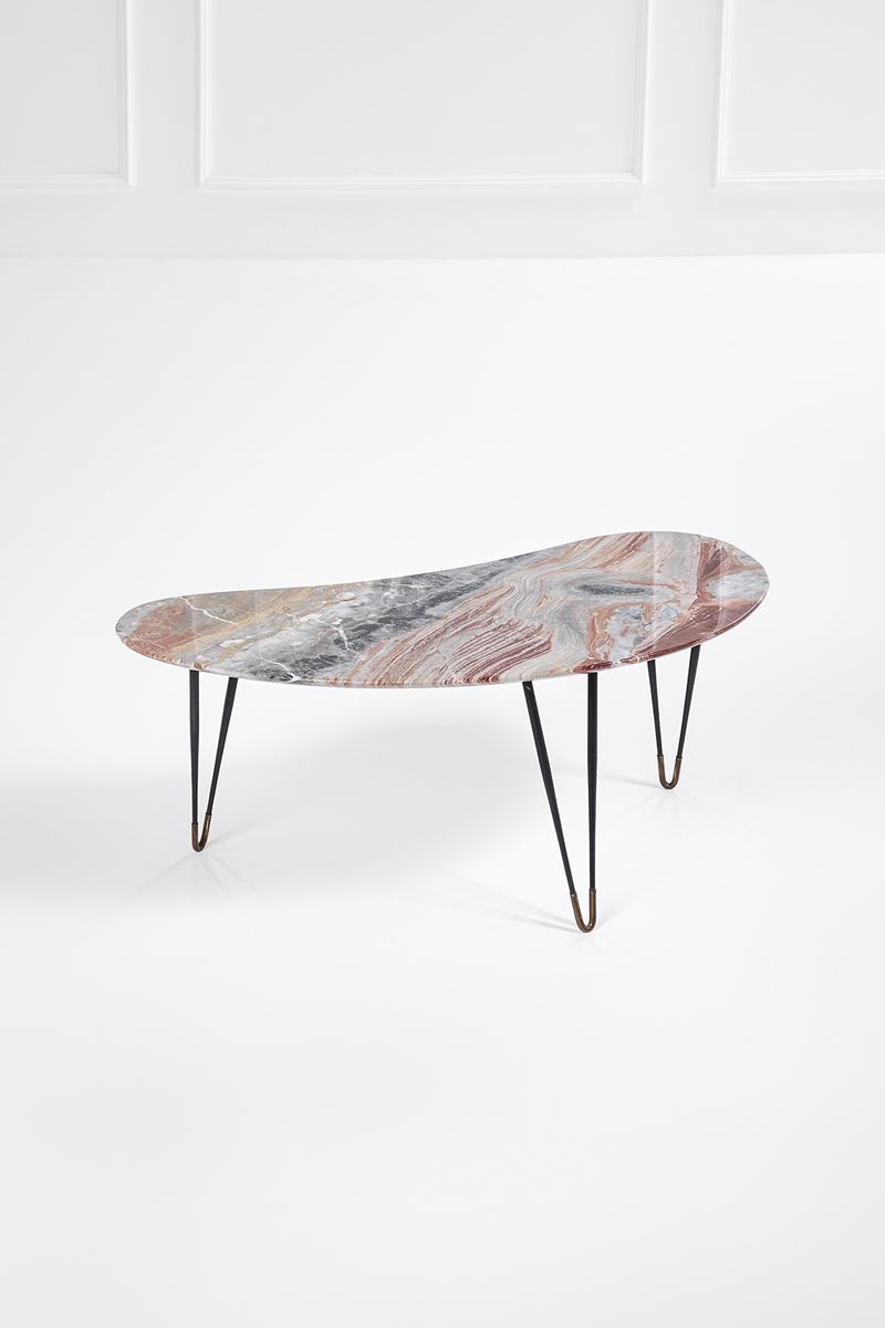 Tavolino a fagiolo, metallo verniciato, ottone e piano in marmo (circa 1950)