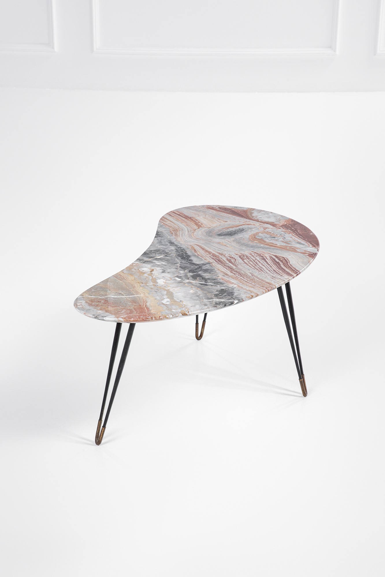Tavolino a fagiolo, metallo verniciato, ottone e piano in marmo (circa 1950)