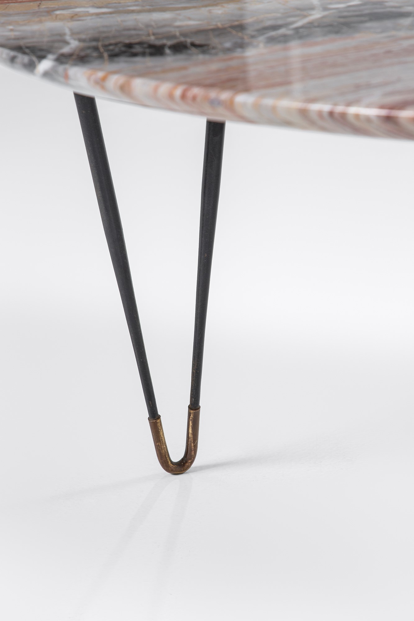 Tavolino a fagiolo, metallo verniciato, ottone e piano in marmo (circa 1950)