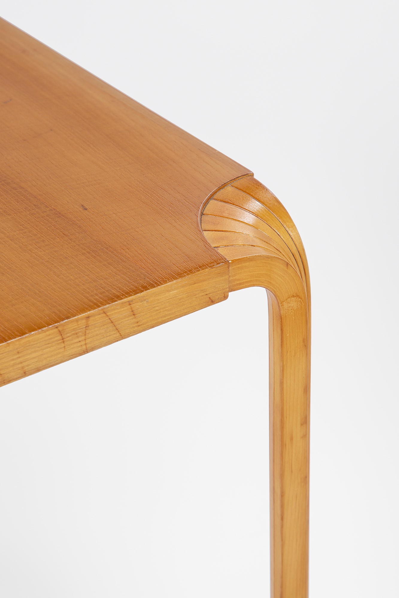 Alvar Aalto - Tavolo mod. X-Leg in legno curvato (prod. Artek, 1950 ca.)