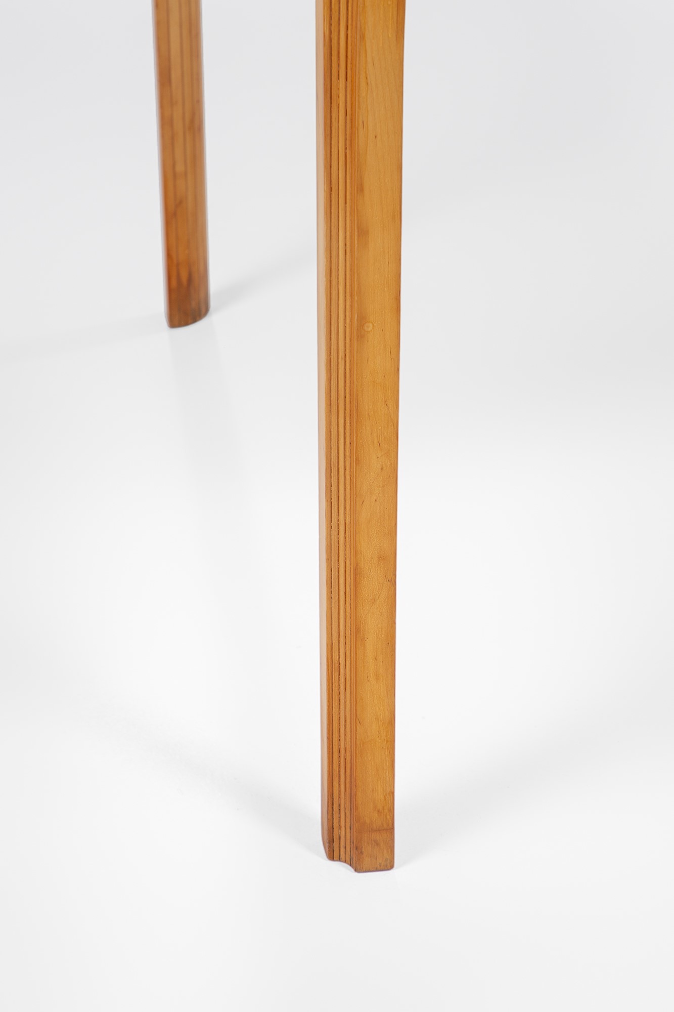 Alvar Aalto - Tavolo mod. X-Leg in legno curvato (prod. Artek, 1950 ca.)