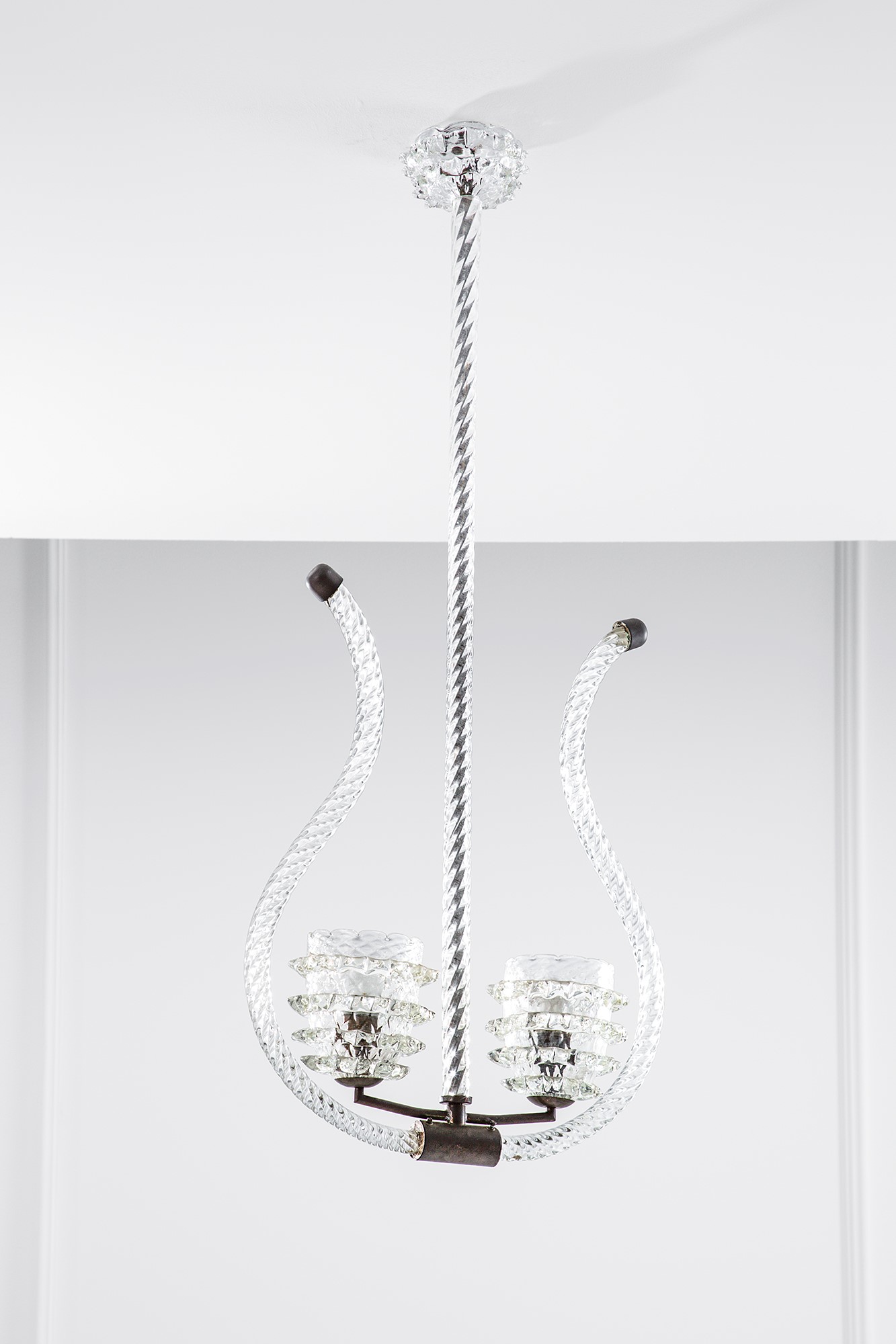 Lampadario a lira, vetro torchon e rostrato con struttura in ottone (ca. 1940)