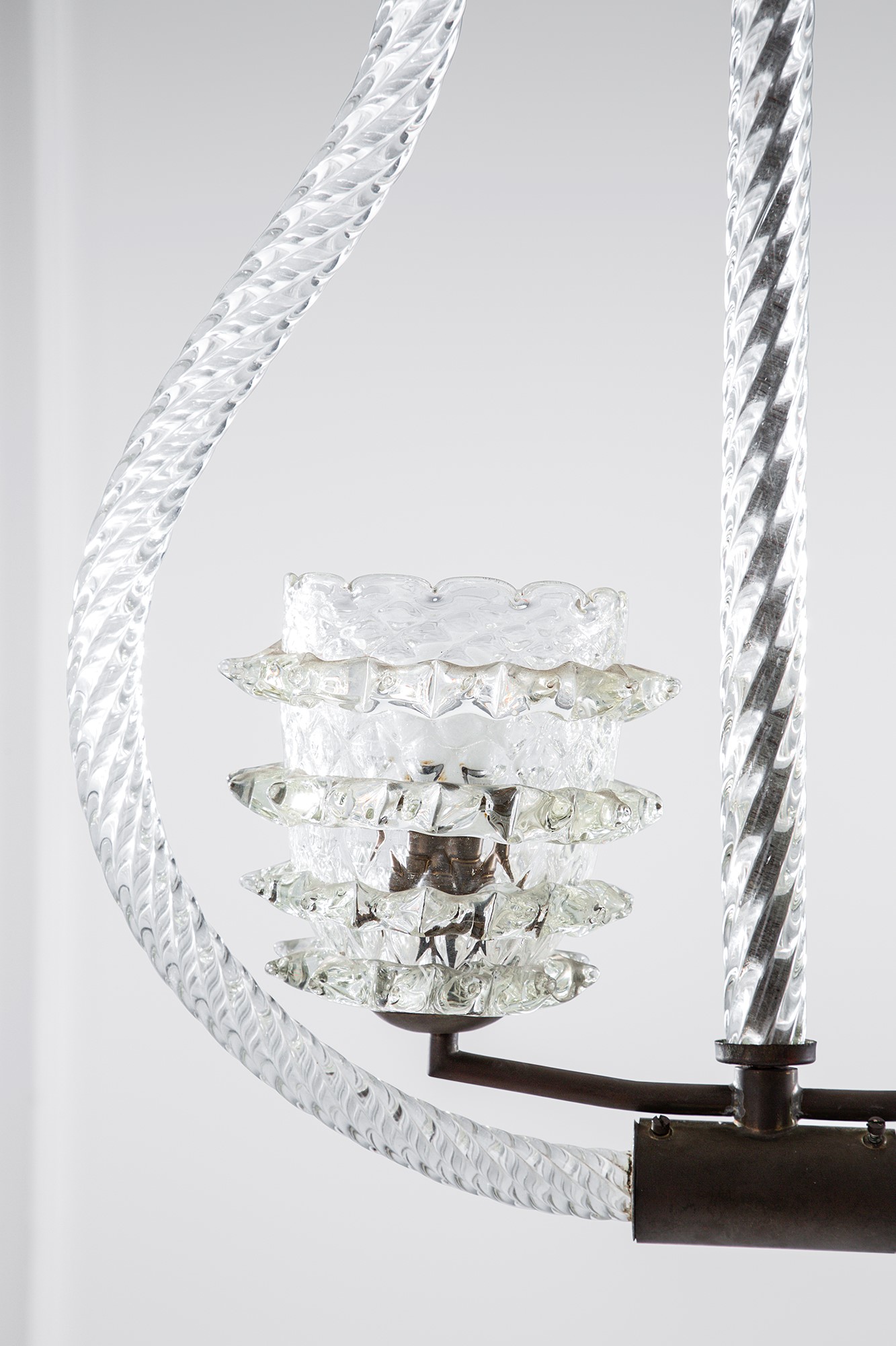 Lampadario a lira, vetro torchon e rostrato con struttura in ottone (ca. 1940)
