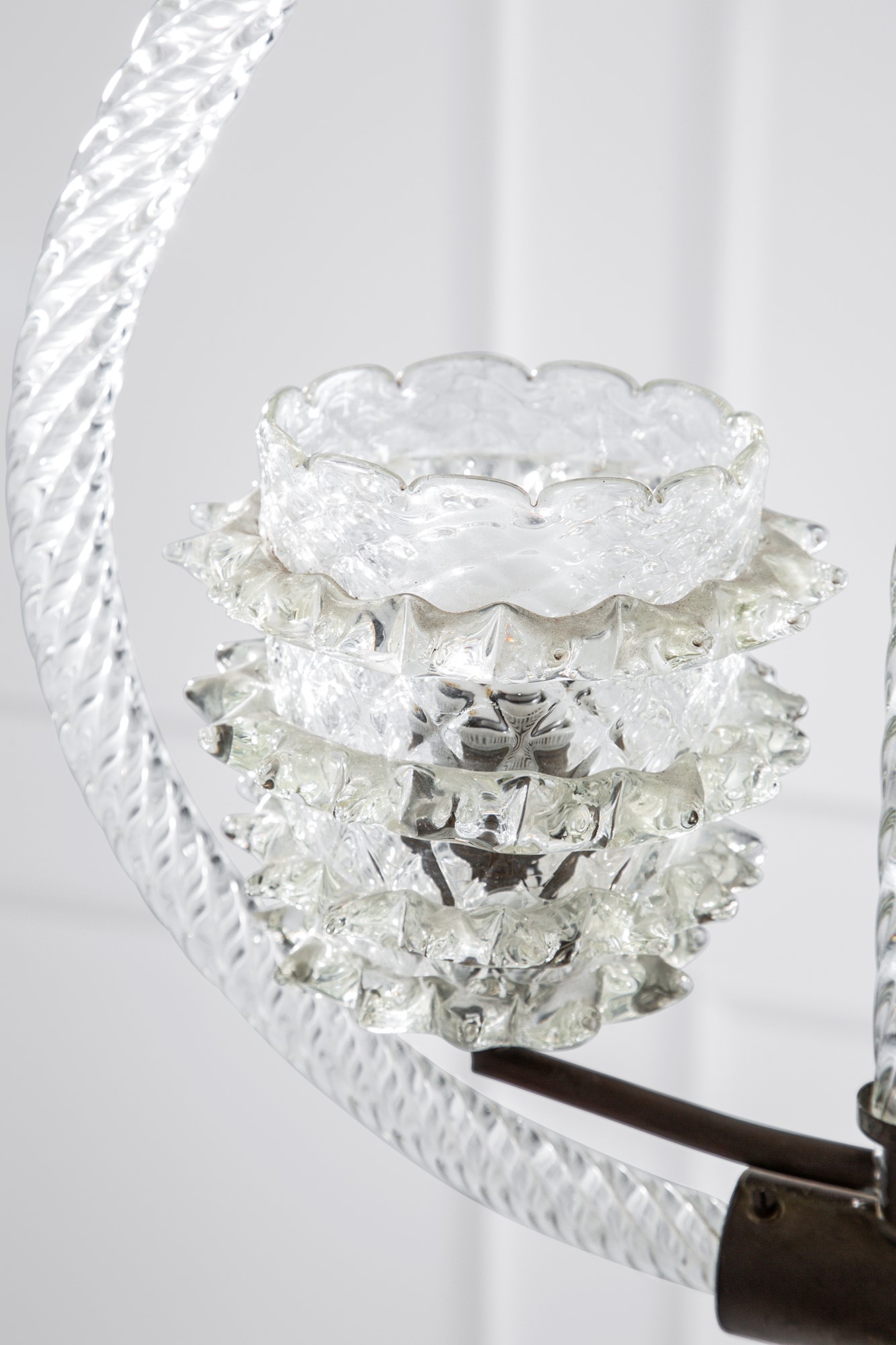 Lampadario a lira, vetro torchon e rostrato con struttura in ottone (ca. 1940)
