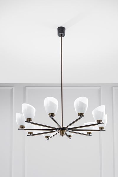 Grande lampadario a dieci luci, ottone e metallo verniciato con vetro opalino