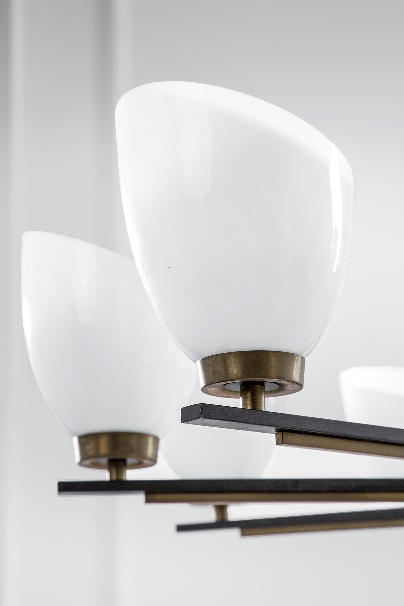 Grande lampadario a dieci luci, ottone e metallo verniciato con vetro opalino