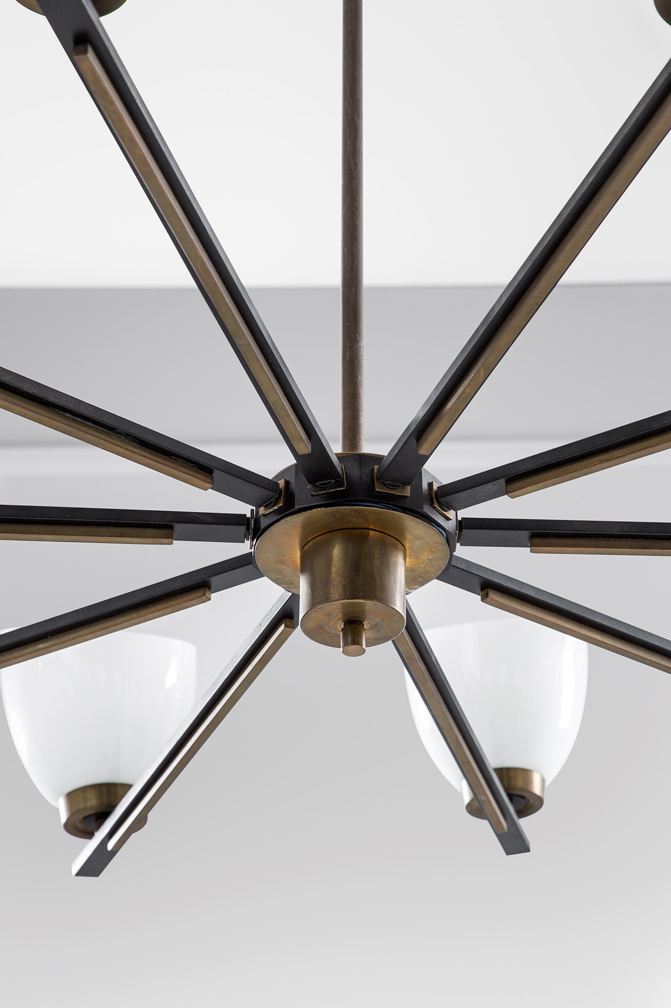 Grande lampadario a dieci luci, ottone e metallo verniciato con vetro opalino