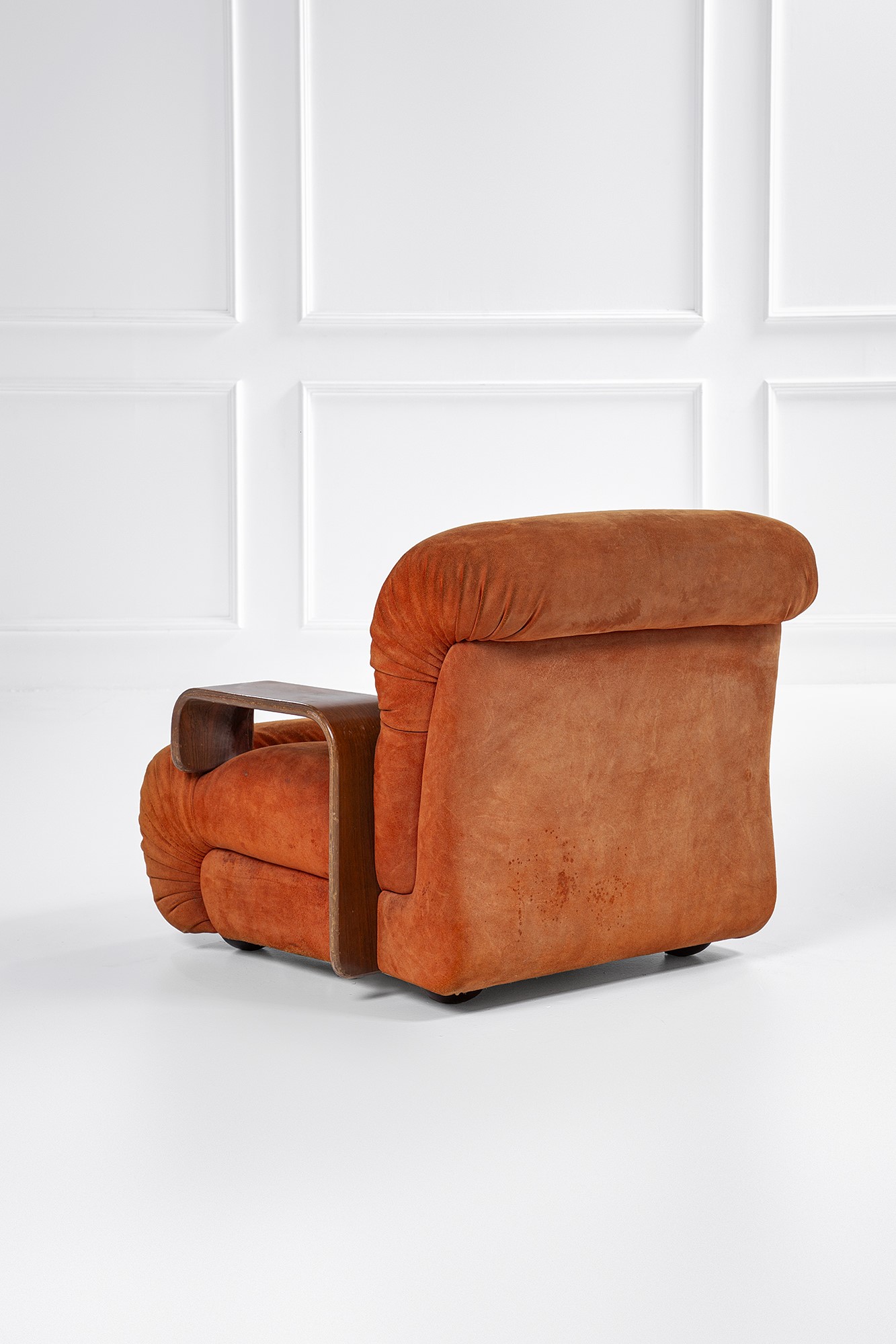 Due poltrone in legno curvato e Alcantara, stile anni '70 ca.