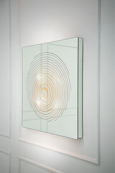 Pannello luminoso specchiante, vetro specchiato con decorazione a elementi concentrici (1970 ca.)