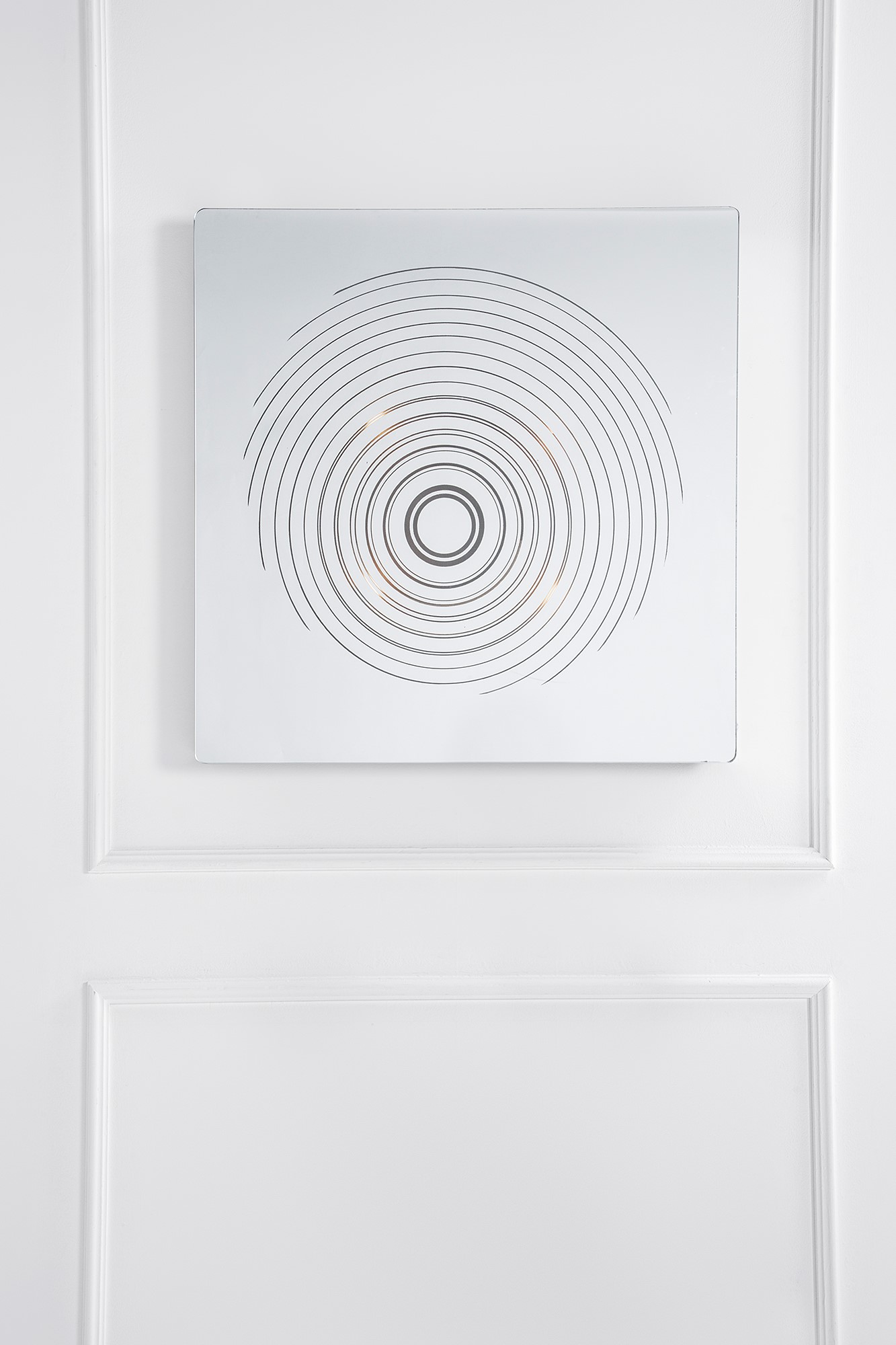 Pannello luminoso specchiante, vetro specchiato con decorazione a elementi concentrici (1970 ca.)