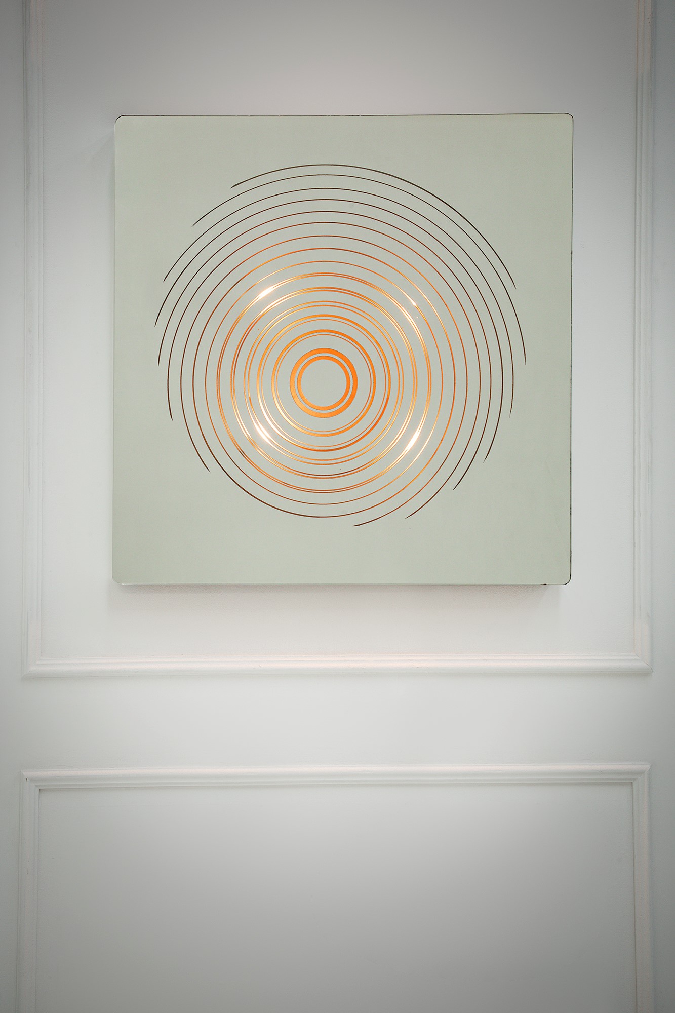 Pannello luminoso specchiante, vetro specchiato con decorazione a elementi concentrici (1970 ca.)