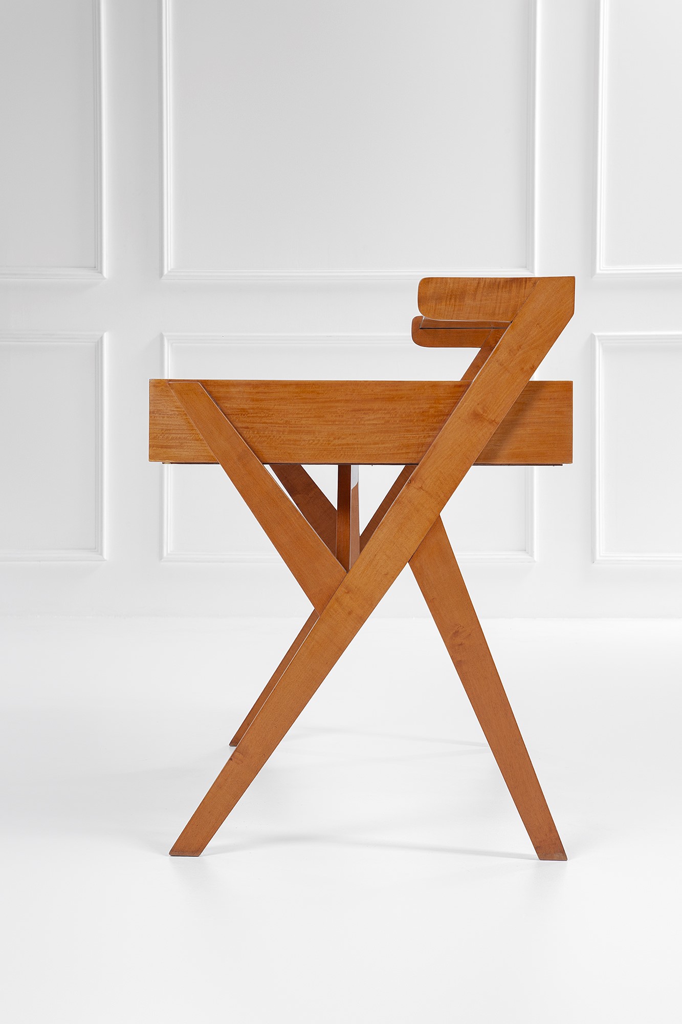 Scrittoio con alzatina, legno sagomato e impiallacciato, cristallo molato, ottone, ca. 1950