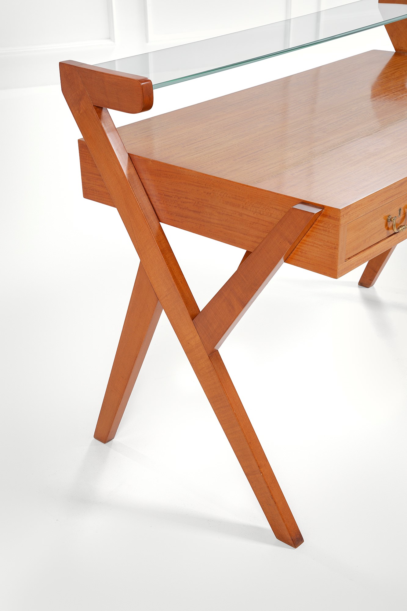 Scrittoio con alzatina, legno sagomato e impiallacciato, cristallo molato, ottone, ca. 1950