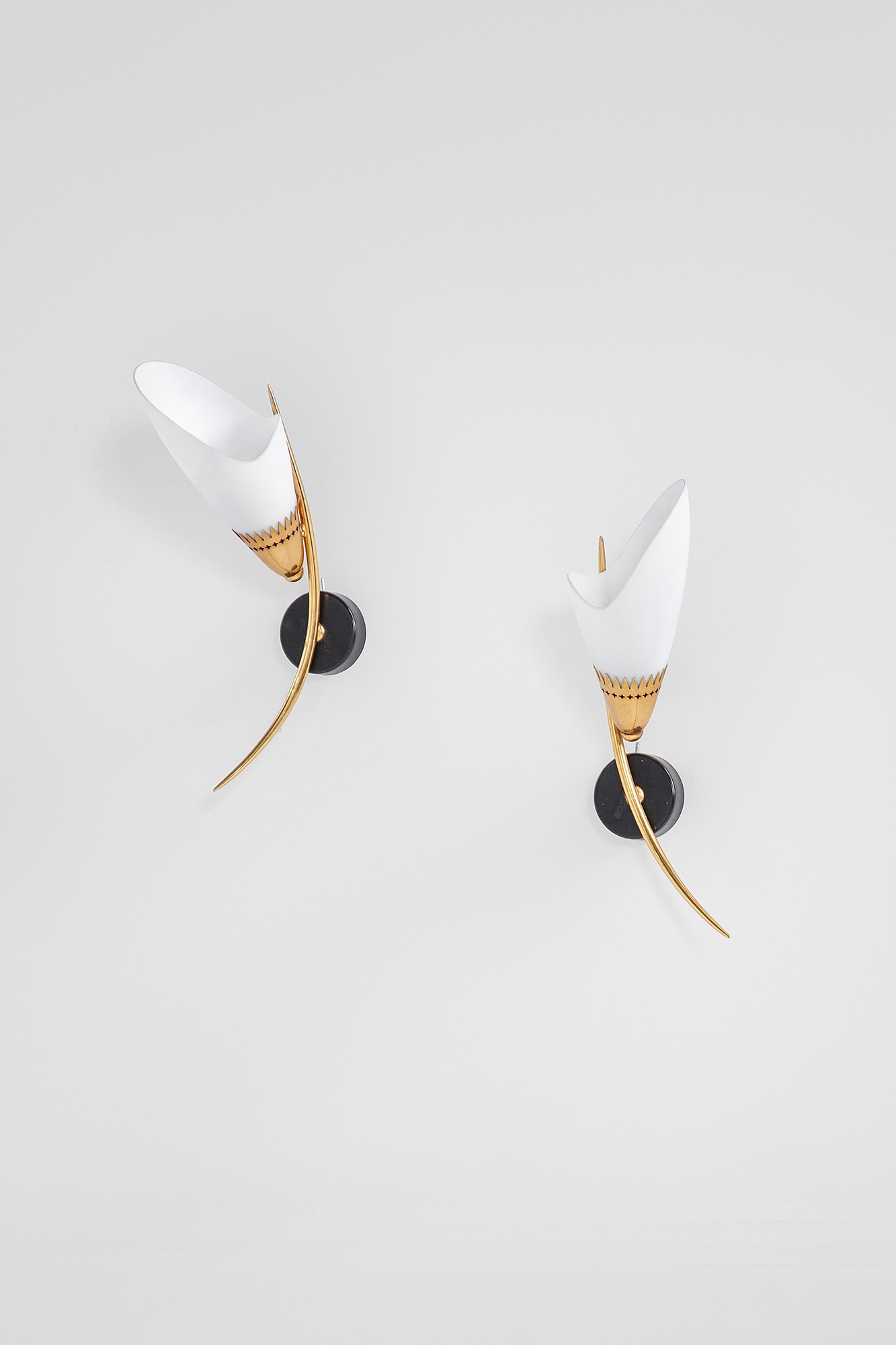 Due lampade da parete, metallo verniciato e ottone lucido con vetro opalino satinato, ca. 1950