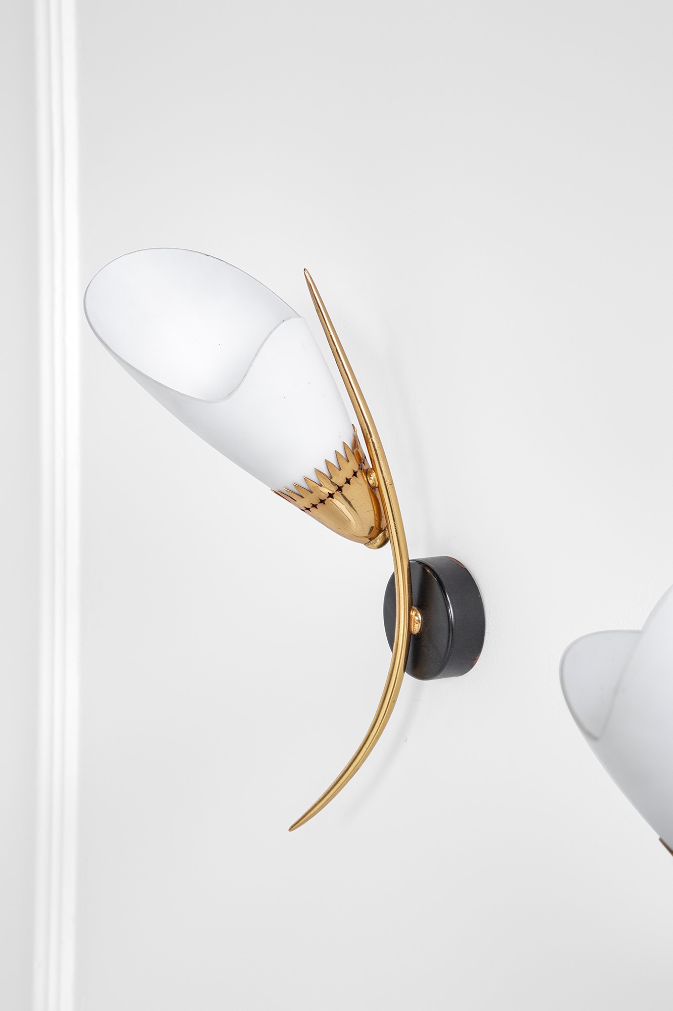 Due lampade da parete, metallo verniciato e ottone lucido con vetro opalino satinato, ca. 1950