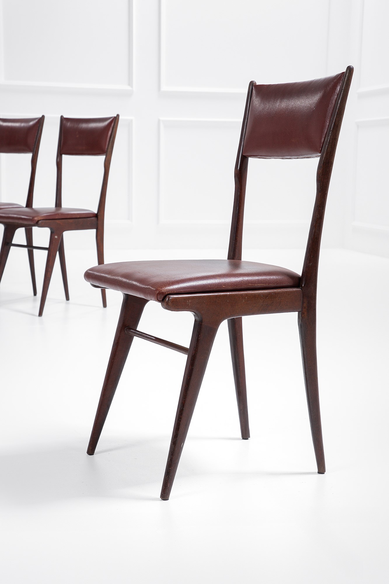 Carlo De Carli, nel Gusto di - Carlo De Carli, Otto sedie (nel gusto di), legno tinto sagomato e ...