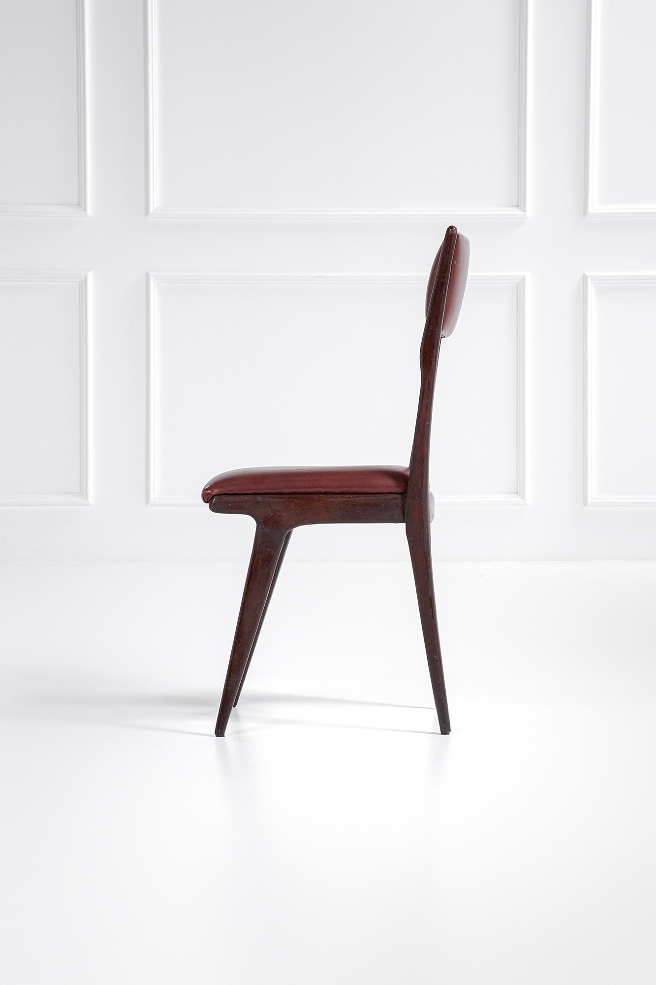 Carlo De Carli, nel Gusto di - Carlo De Carli, Otto sedie (nel gusto di), legno tinto sagomato e ...