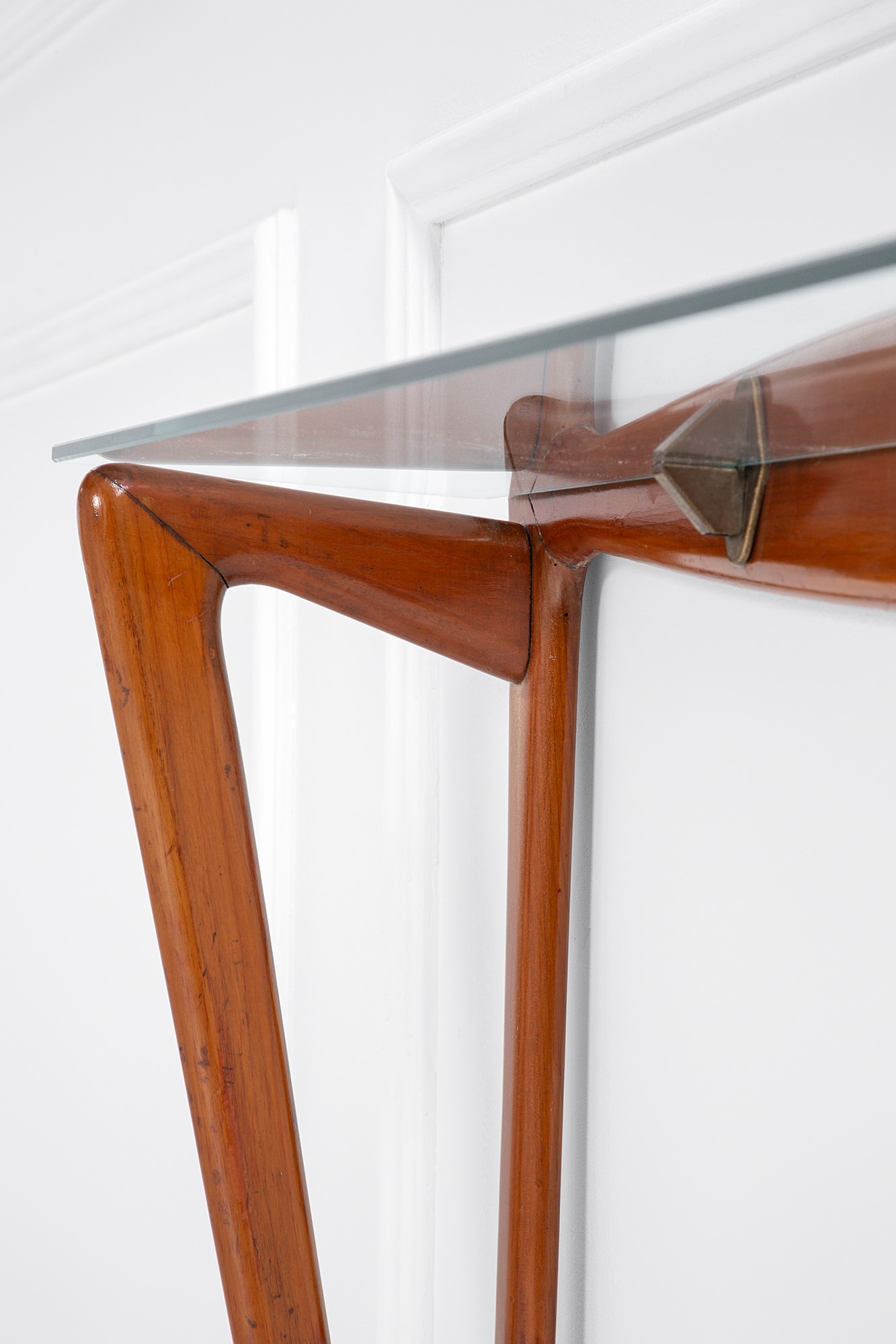 Console, legno sagomato, cristallo molato e ottone, circa 1950