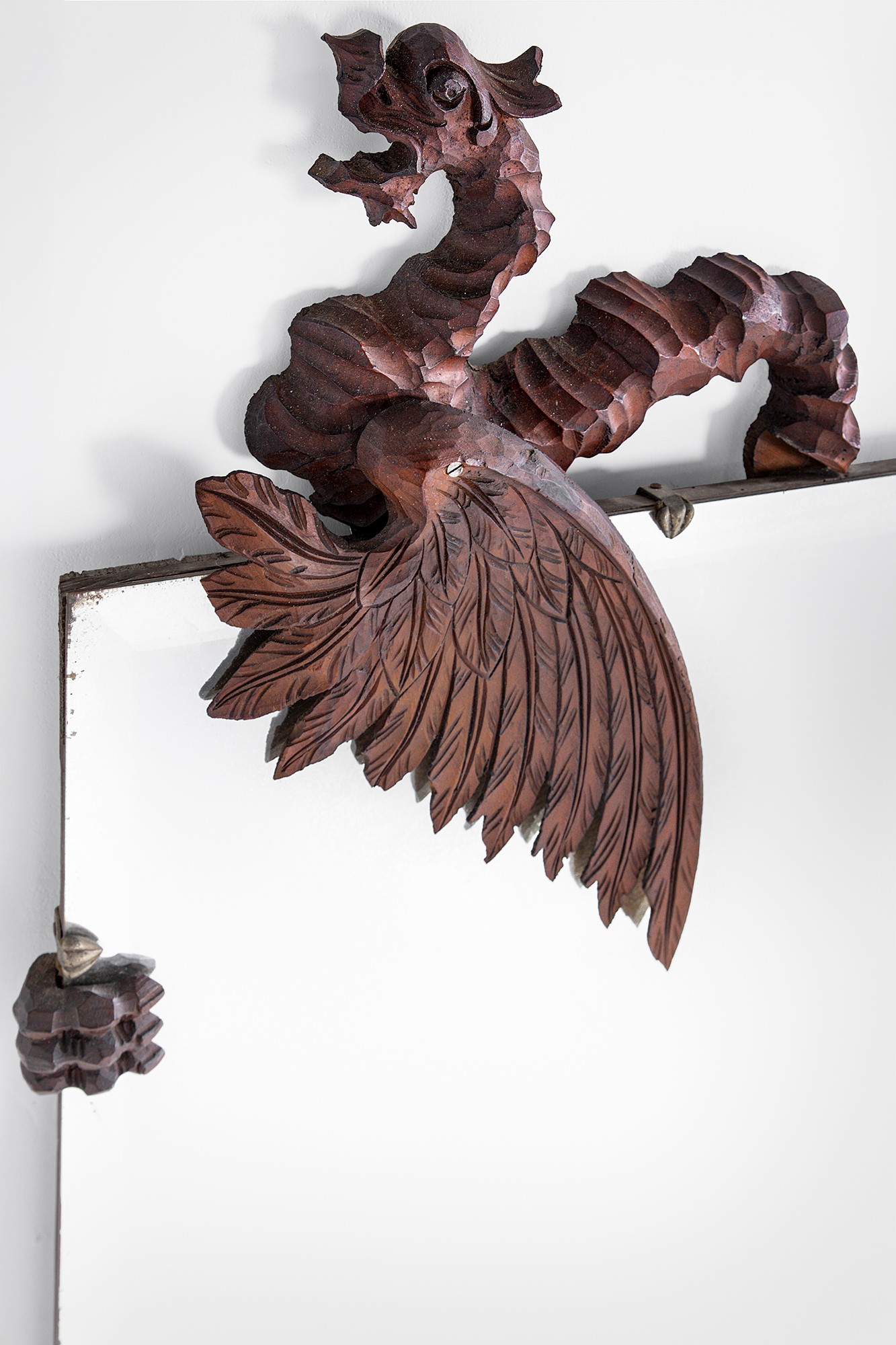 Luigi Brusotti - Specchio da parete con scultura a guisa di drago, legno scolpito e cristallo spe...