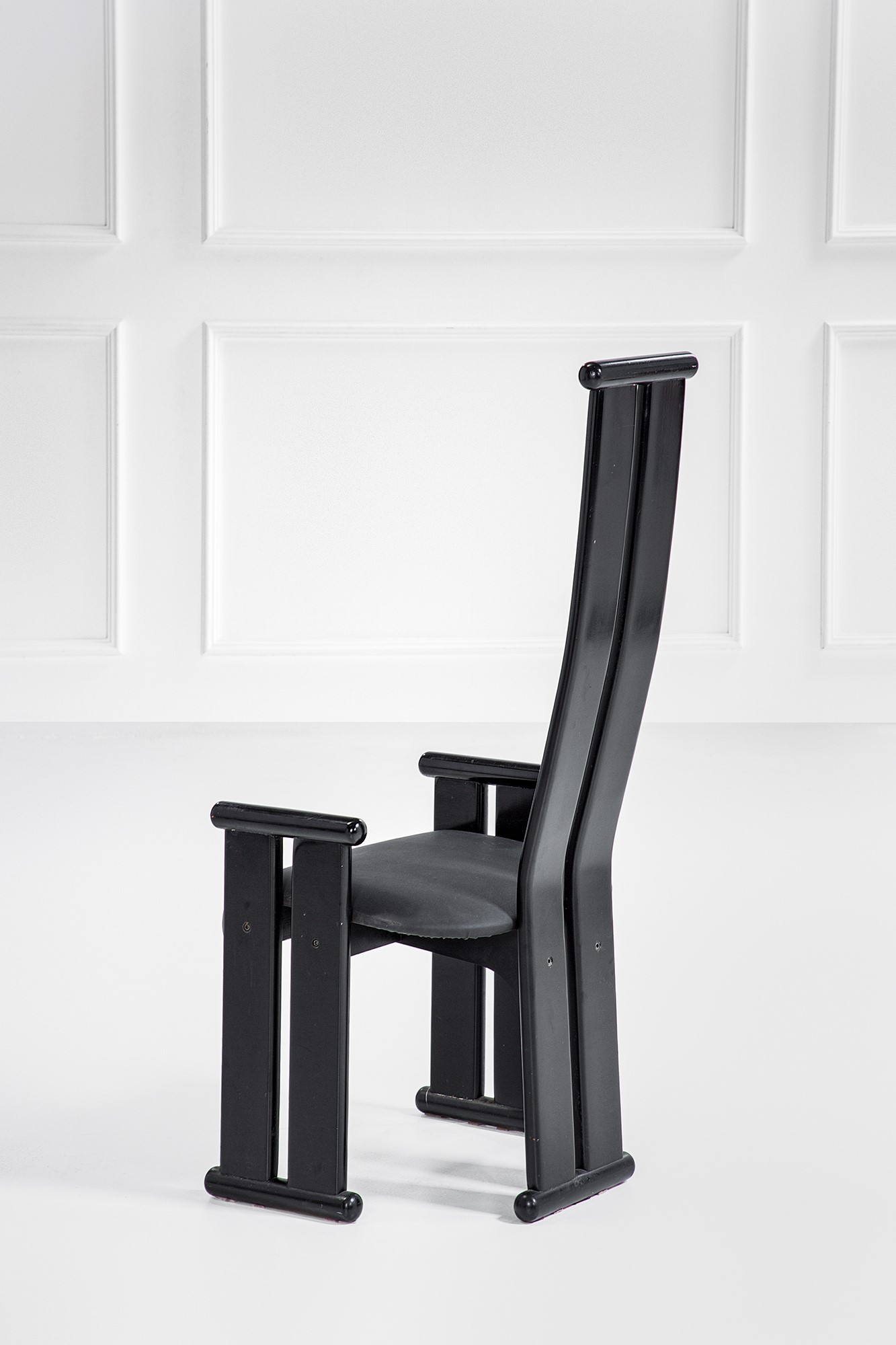 Dieci sedie, legno laccato e rivestimento in similpelle, circa 1980