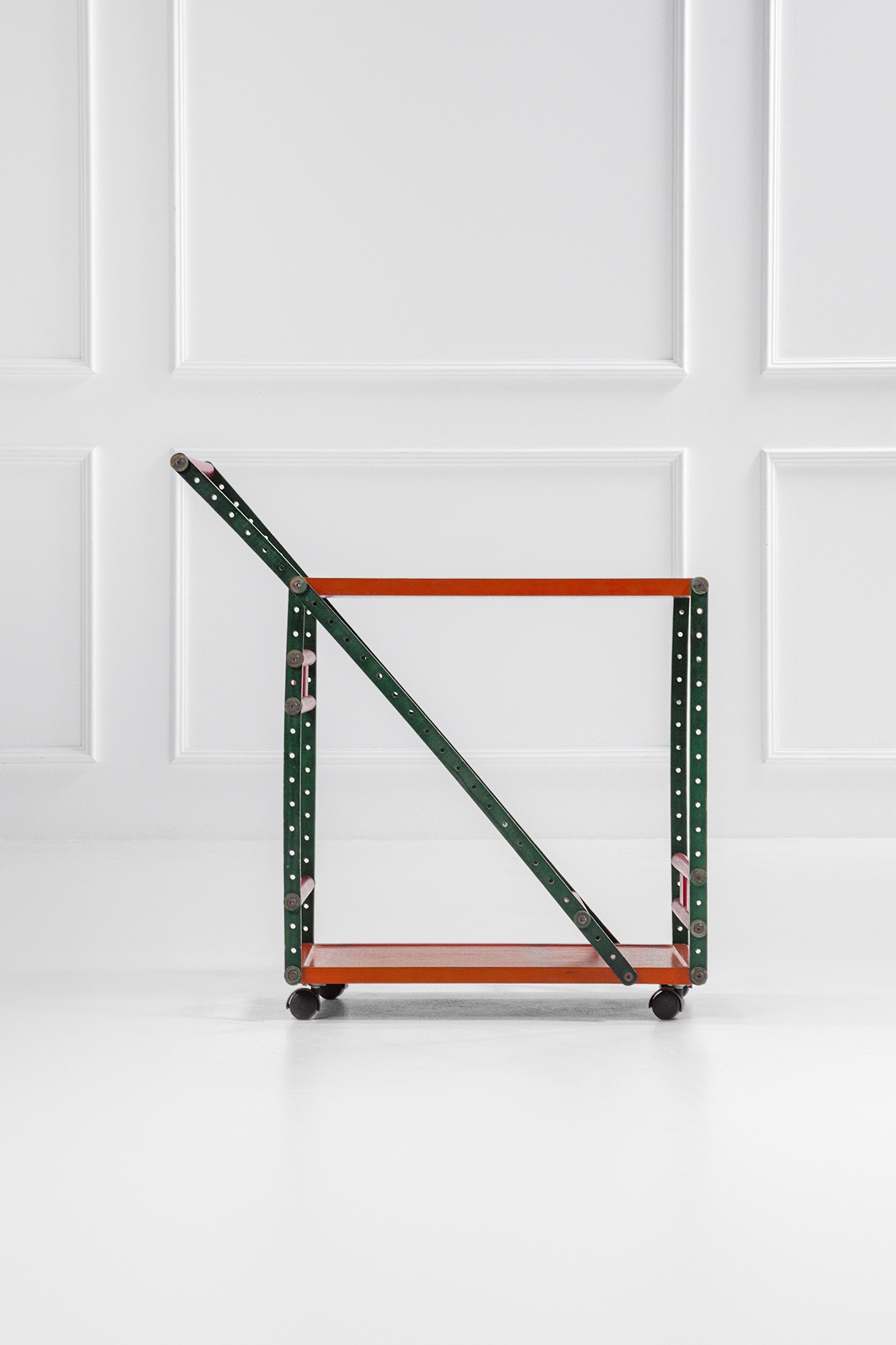 Carrello di servizio “Meccano”, struttura in legno traforato e ottone, anni 1970 ca.