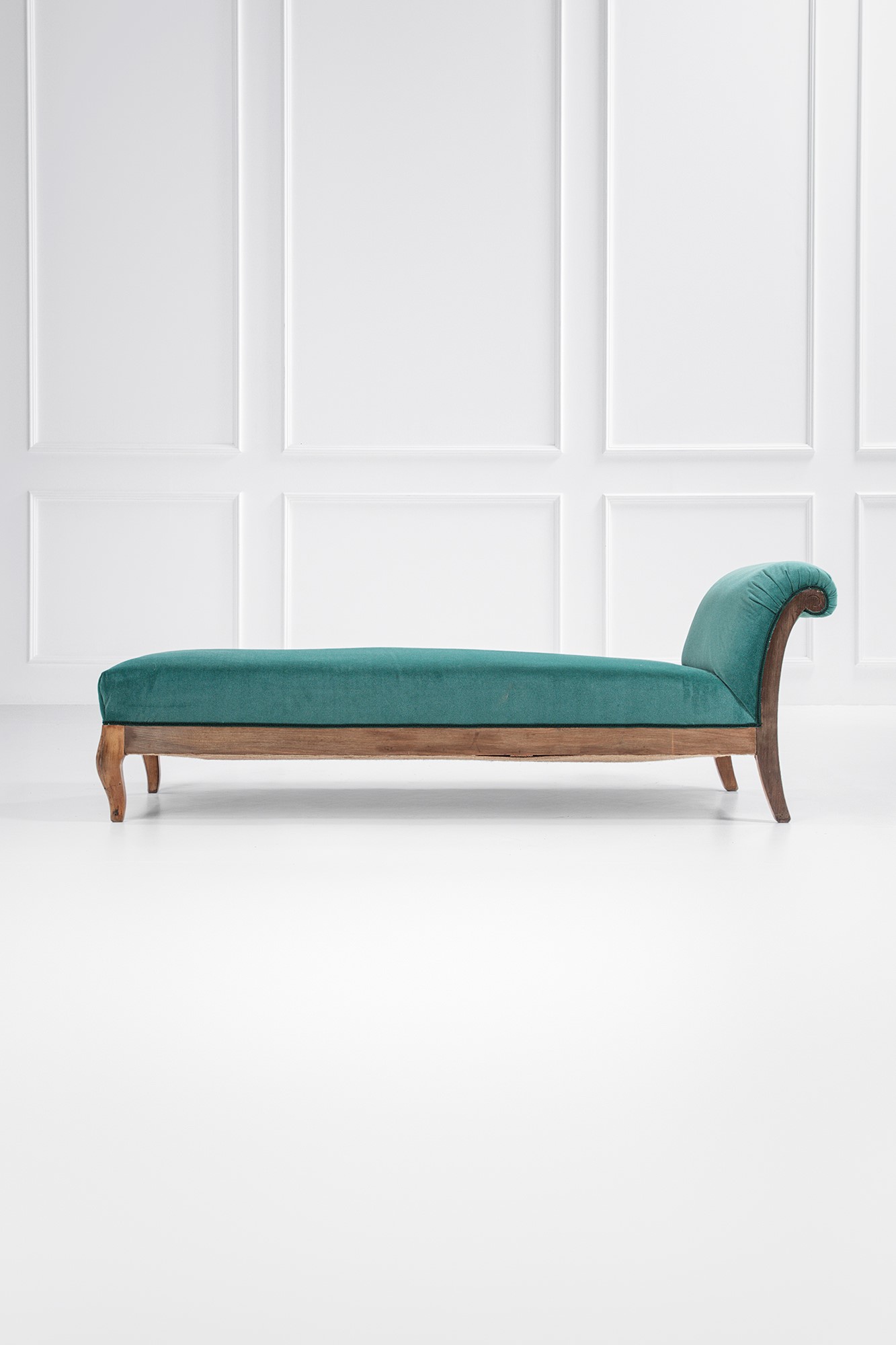 Dormeuse, legno massello sagomato e tessuto, ca. 1950