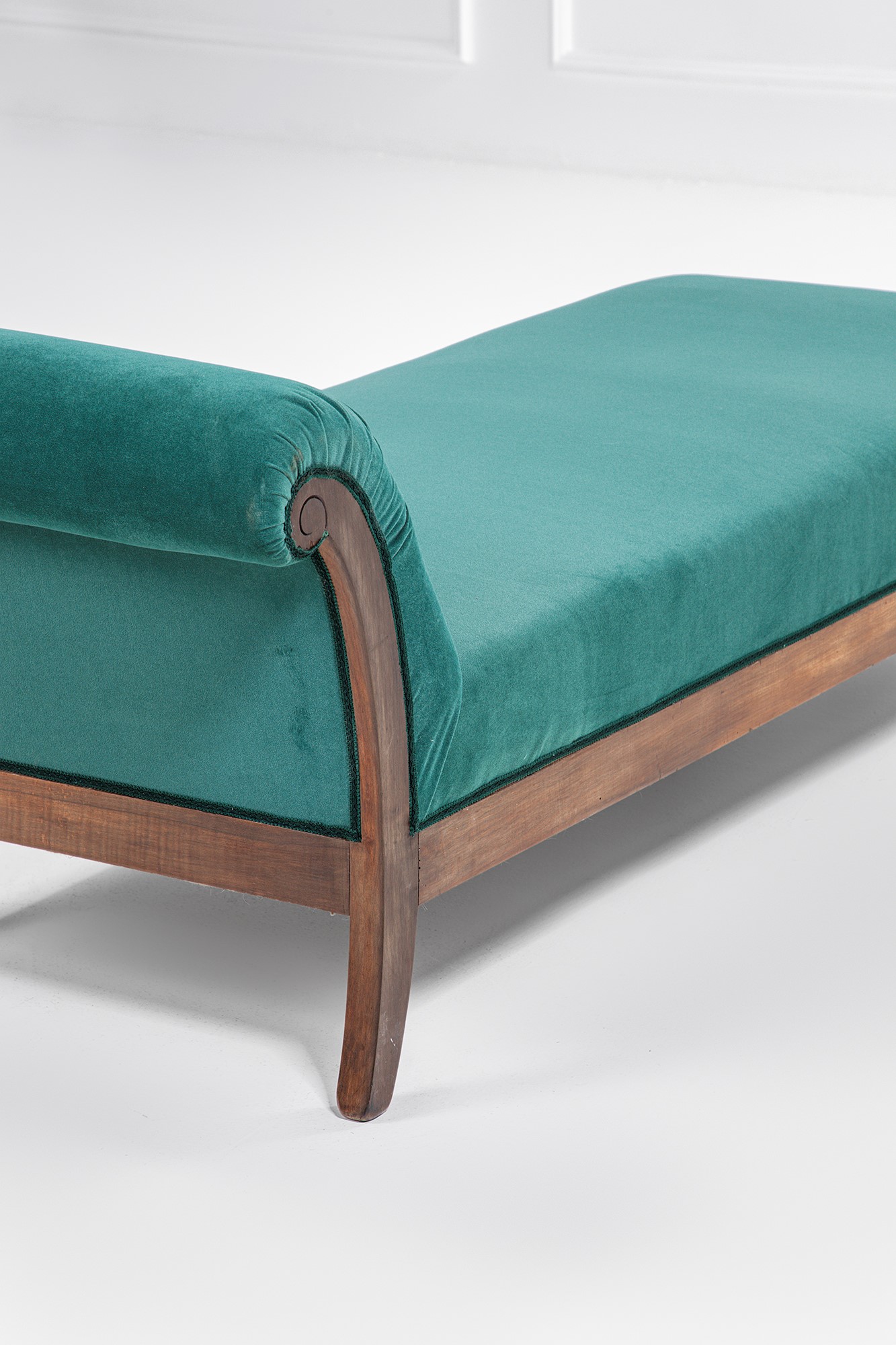 Dormeuse, legno massello sagomato e tessuto, ca. 1950