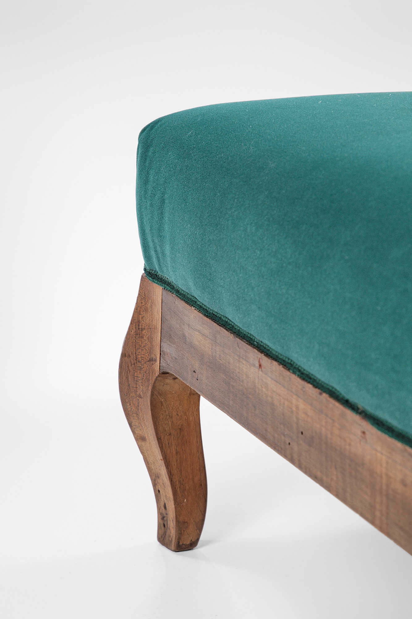 Dormeuse, legno massello sagomato e tessuto, ca. 1950