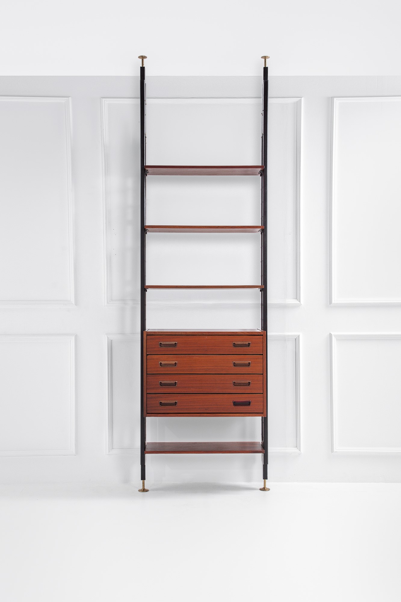 Libreria cielo-terra ad una campata, mensole e cassettiera, legno tinto e impiallacciato con dett...