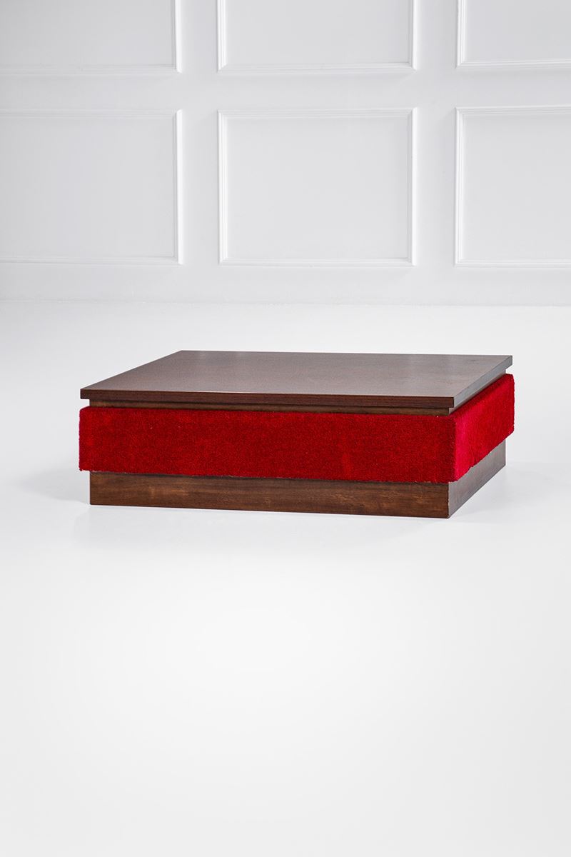 Tavolo basso, legno impiallacciato e tessuto (1960 circa)