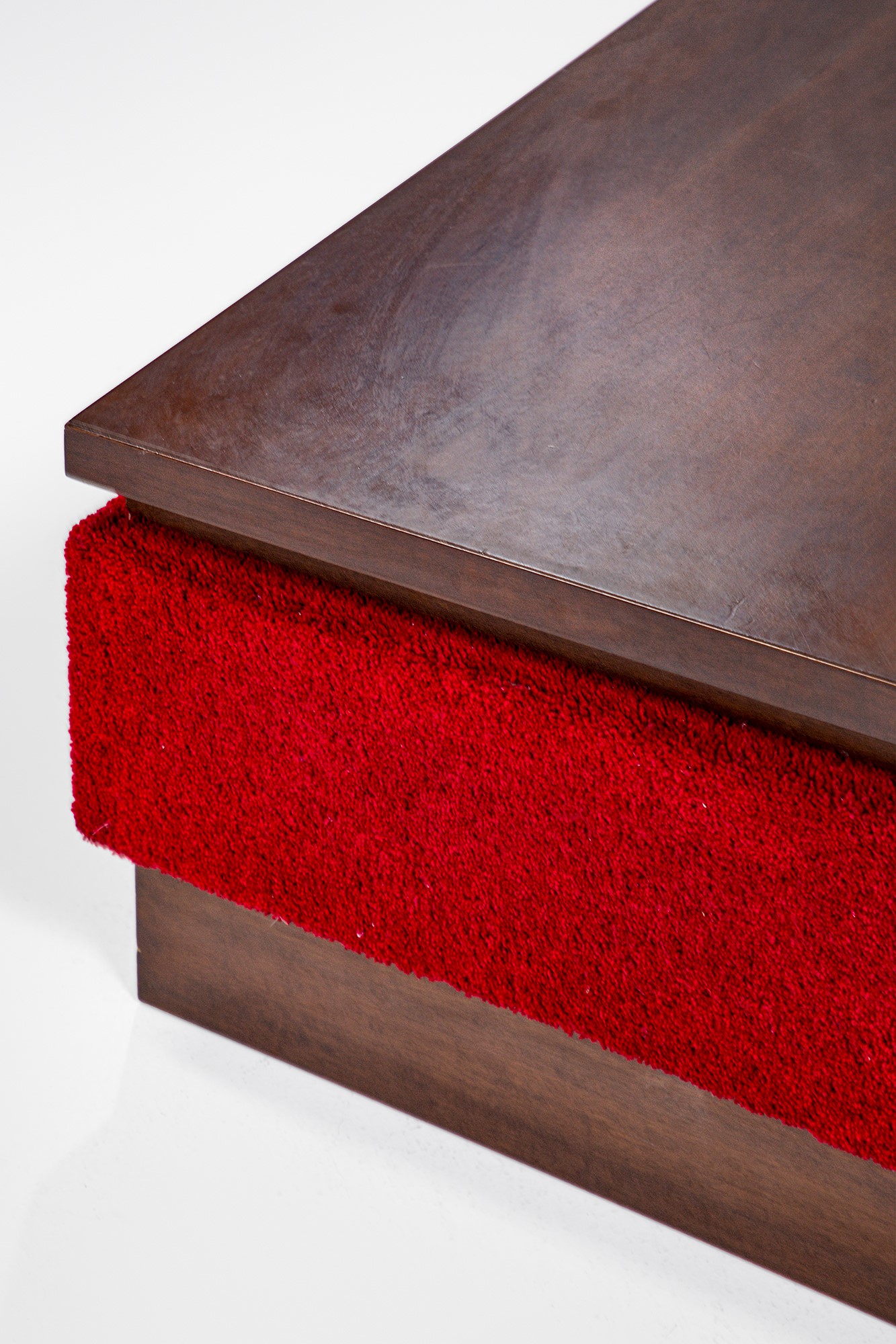 Tavolo basso, legno impiallacciato e tessuto (1960 circa)