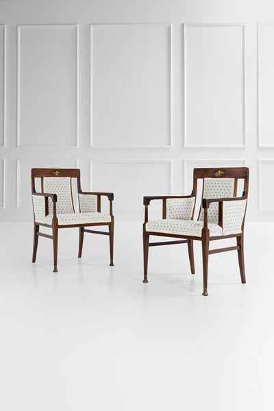 Due poltroncine in legno sagomato e tessuto con elementi in ottone
