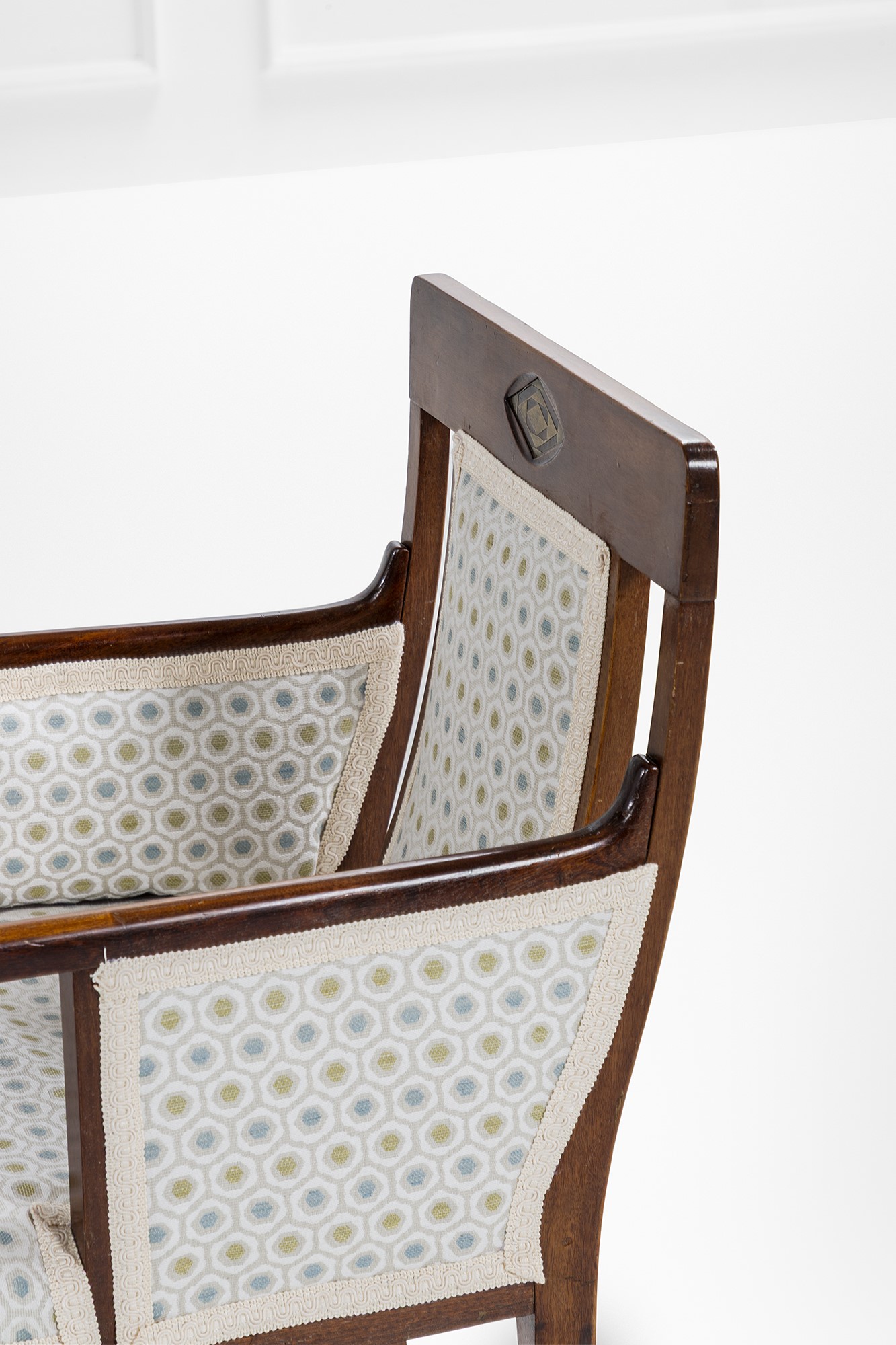 Julius & Josef Herrmann - Due poltroncine in legno sagomato e tessuto con elementi in ottone
