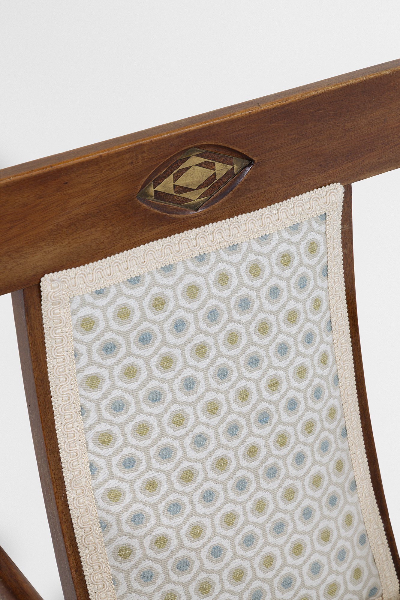 Julius & Josef Herrmann - Due poltroncine in legno sagomato e tessuto con elementi in ottone