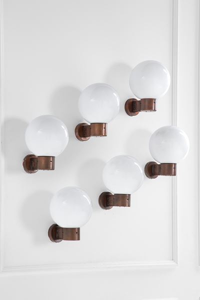 Sette lampade da parete, vetro opalino e metallo finitura rame, ca. 1970