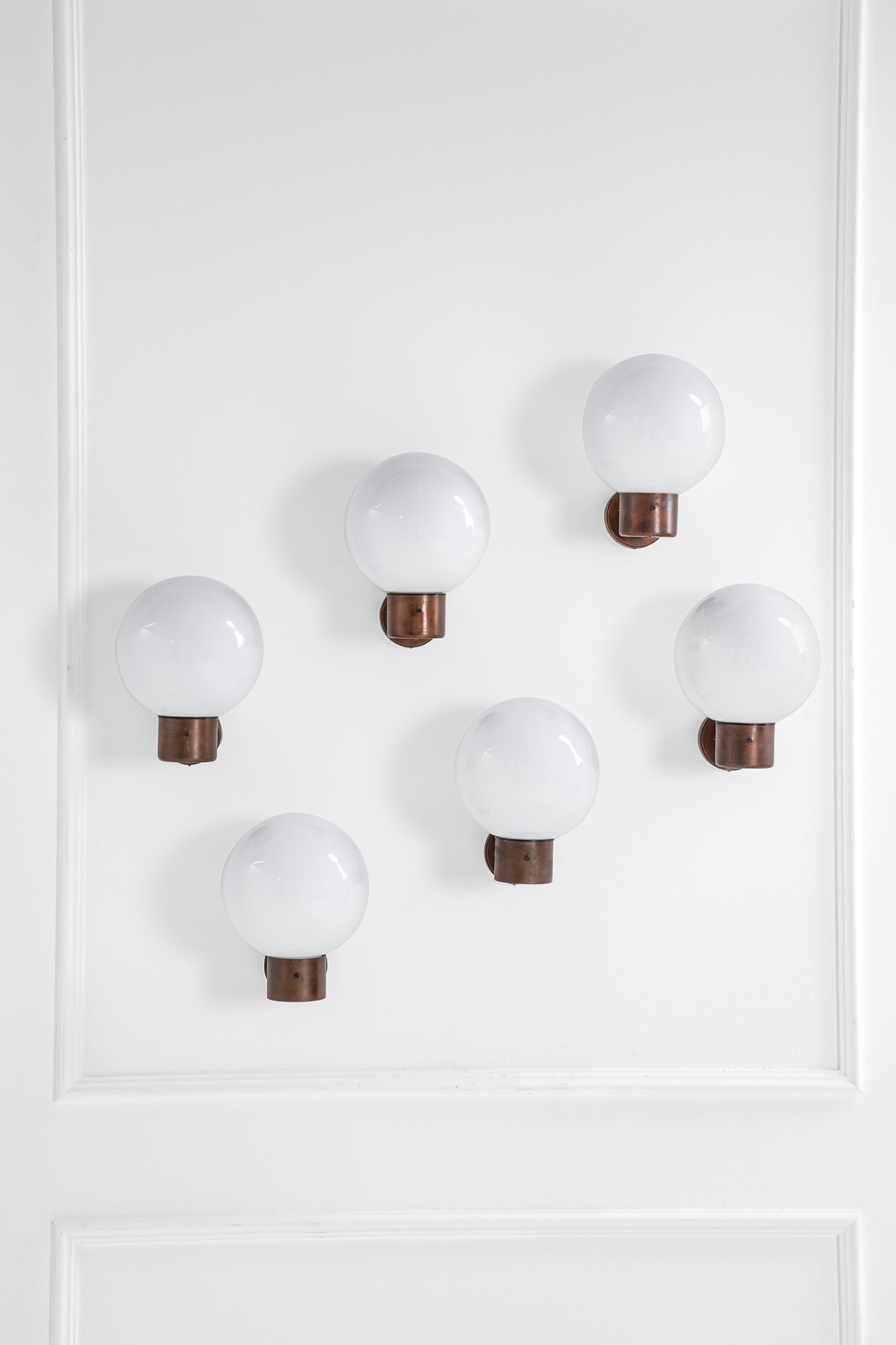 Sette lampade da parete, vetro opalino e metallo finitura rame, ca. 1970