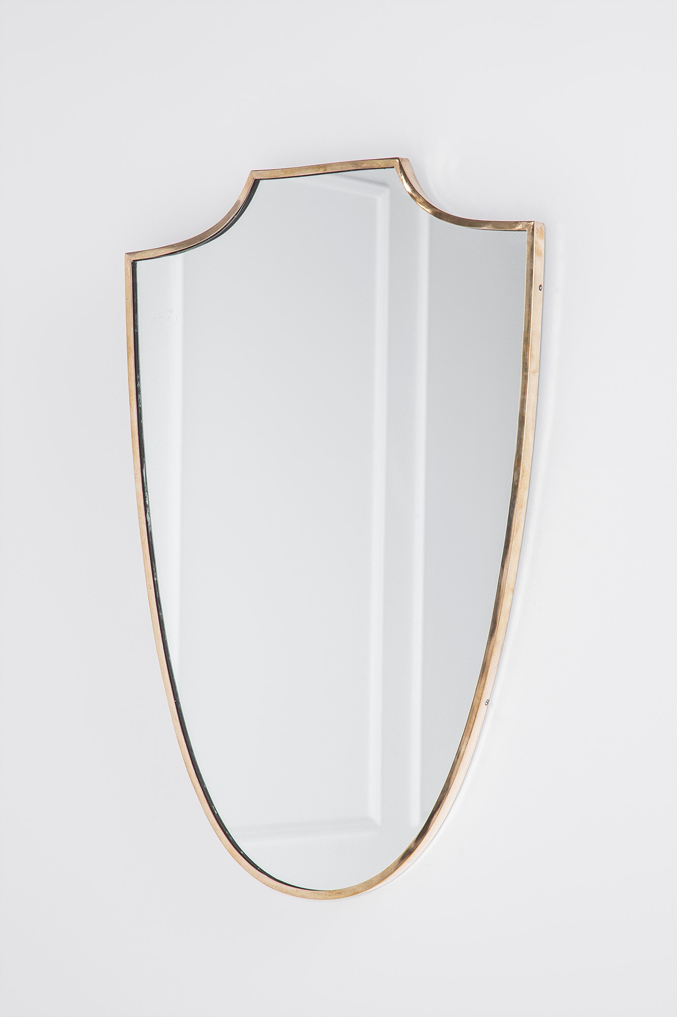 Specchio da parete a scudo, ottone lucido e vetro specchiato