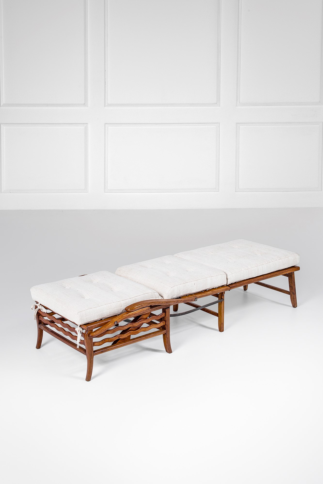 Poltrona trasformabile, legno massello sagomato, ottone e rivestimento in tessuto (ca. 1950)