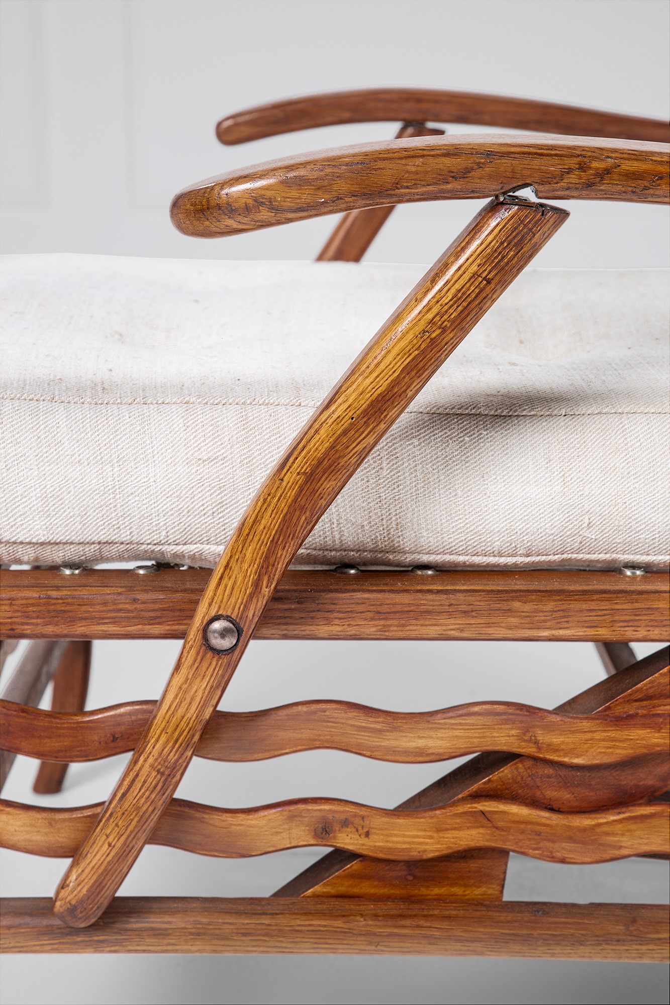 Poltrona trasformabile, legno massello sagomato, ottone e rivestimento in tessuto (ca. 1950)