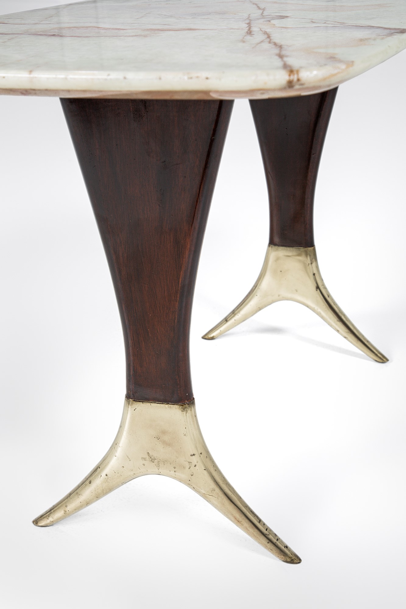 Guglielmo Ulrich, nel Gusto di - Tavolino in legno tinto sagomato, ottone e marmo (ca. 1950)