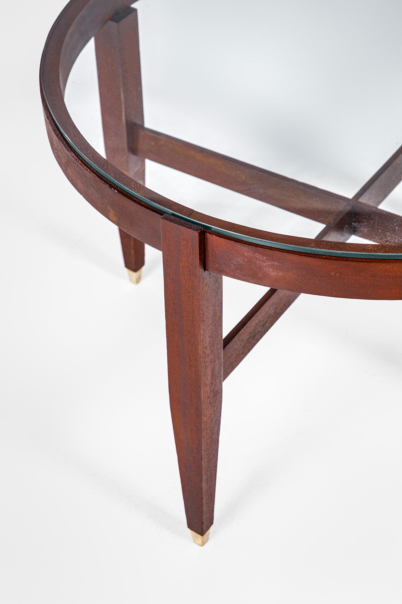 Tavolino, legno massello sagomato con ottone e piano in cristallo trasparente, ca. 1950