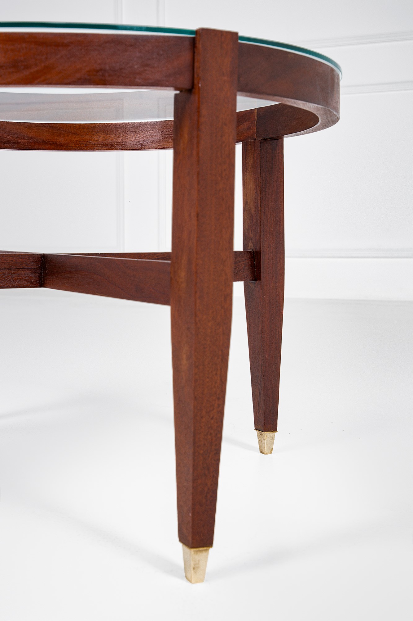 Tavolino, legno massello sagomato con ottone e piano in cristallo trasparente, ca. 1950