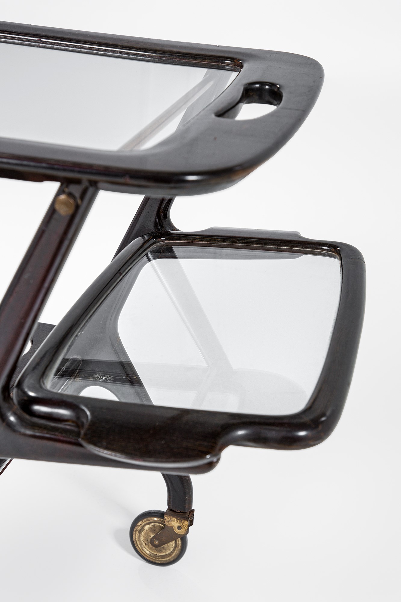 Carrello di servizio, vassoi e portabottiglie, legno tinto, vetro e ottone (circa 1950)